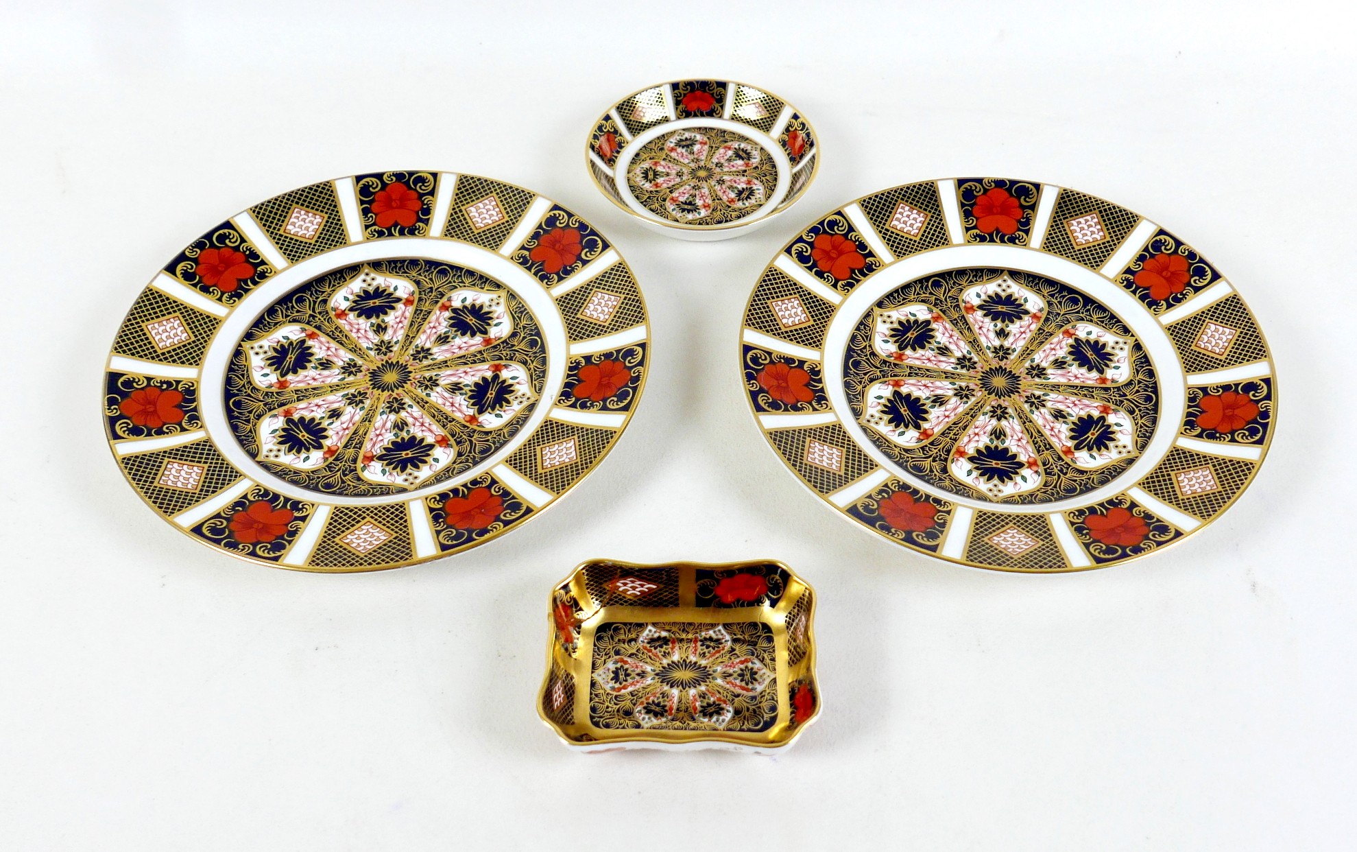 Two Royal Crown Derby cabinet plates, Imari 1128 pattern, 21.5cm, together with two Royal Crown - Image 2 of 10