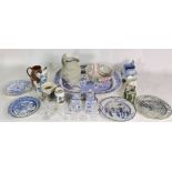 CERAMICS INCLUDING A BLUE AND WHITE MEAT PLATE (QTY)