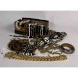 A QUANTITY OF MISCELLANEOUS COSTUME JEWELLERY