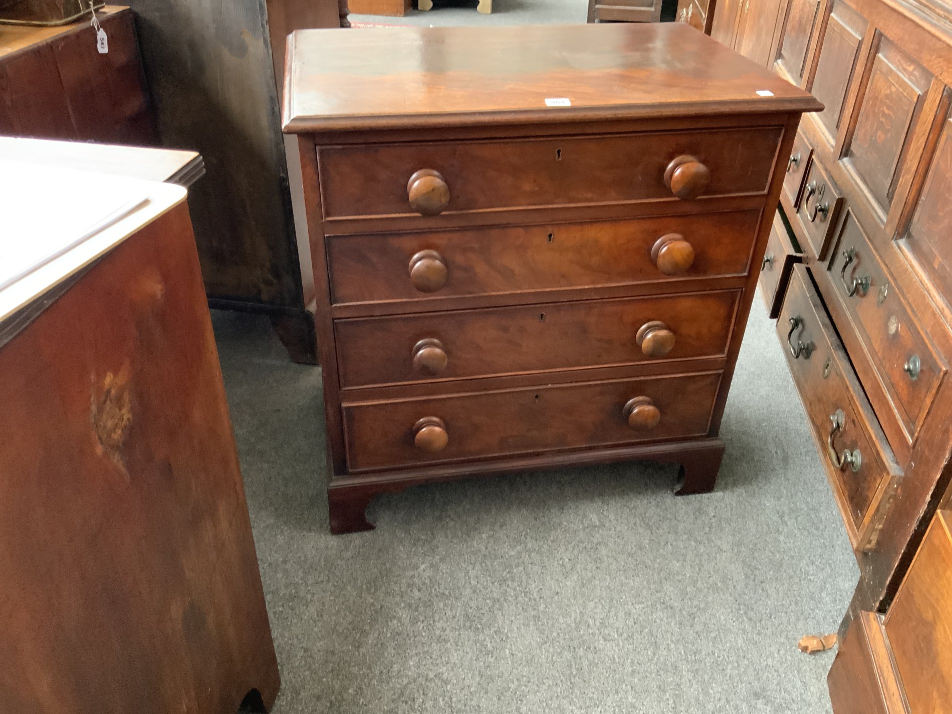 AN EARLY 19TH CENTURY MAHOGANY SMALL FOUR DRAWER CHEST - Image 2 of 7