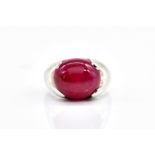 AN 18CT WHITE GOLD AND CABOCHON RUBY RING