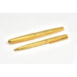 A PARKER 61 18 CT GOLD CASED FOUNTAIN PEN AND A MATCHING BALL POINT PEN (2)