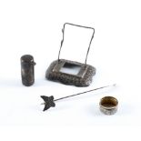 A SILVER SMELLING SALTS BOTTLE AND THREE FURTHER ITEMS (4)