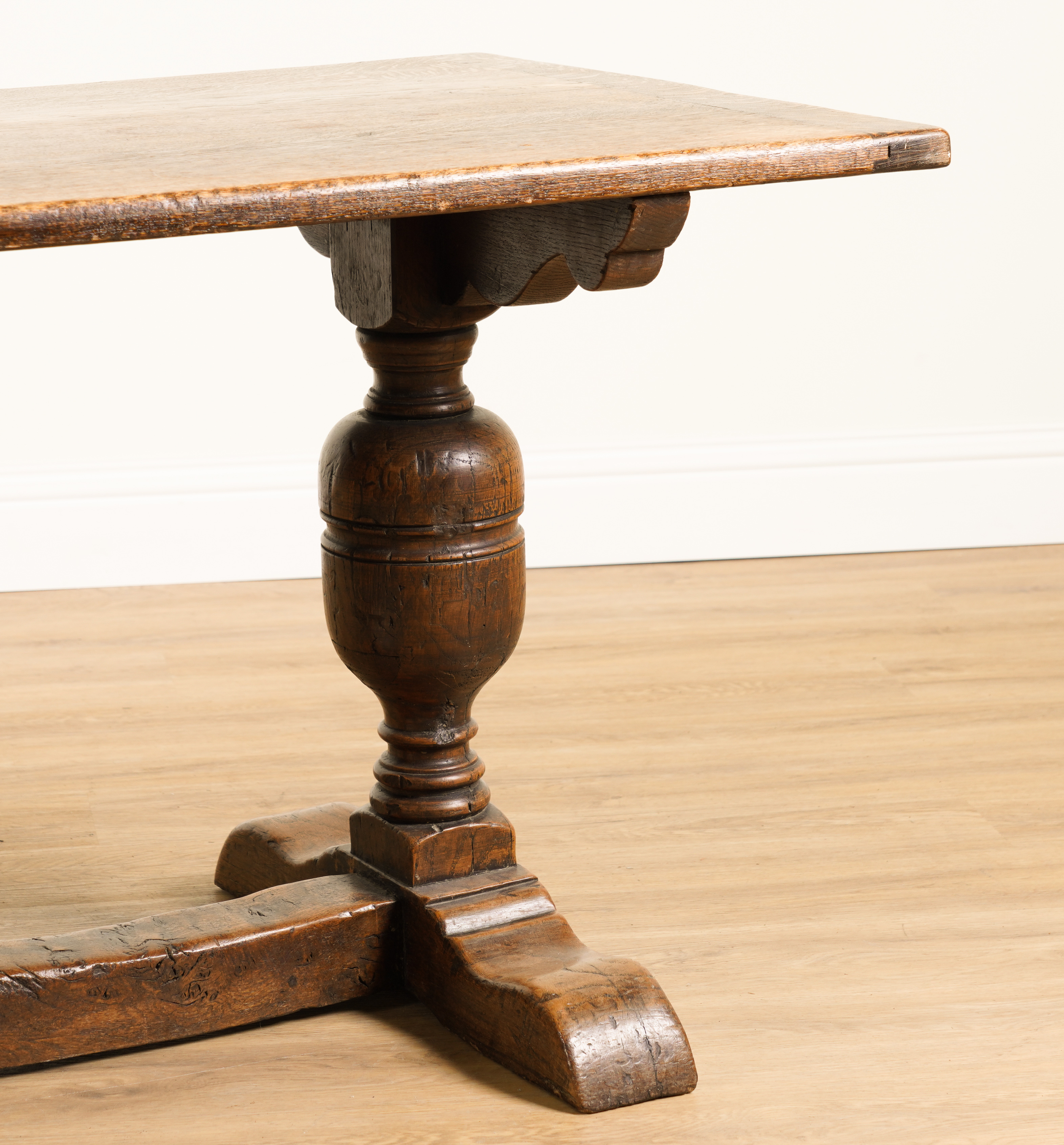 A 17TH CENTURY STYLE OAK CLEATED PLANK TOP REFECTORY TABLE - Bild 3 aus 4