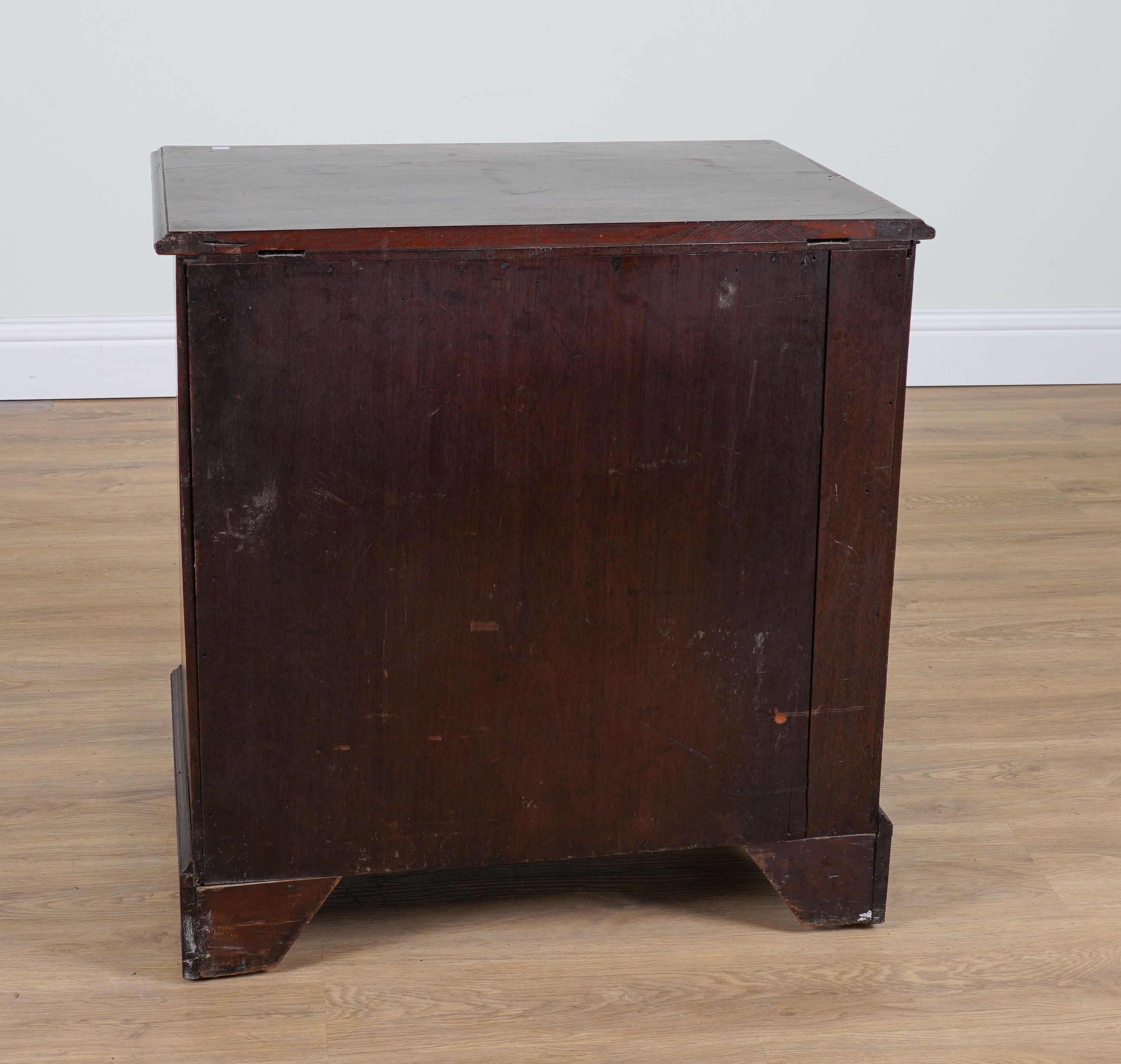 AN EARLY 19TH CENTURY MAHOGANY SMALL FOUR DRAWER CHEST - Image 7 of 7
