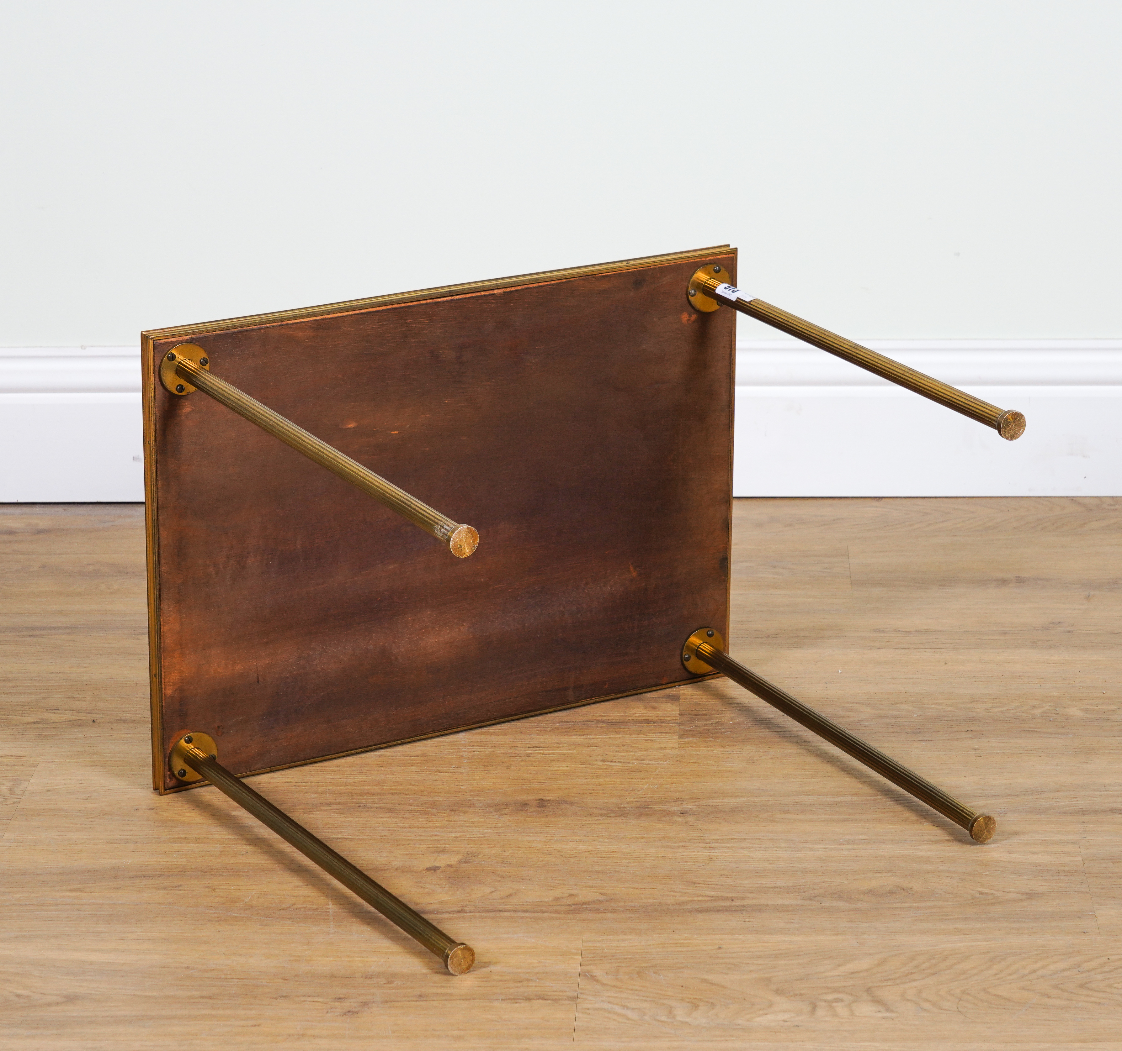 A NEST OF THREE MID-20TH CENTURY LEATHER INSET LACQUERED BRASS OCCASIONAL TABLES (3) - Bild 3 aus 3