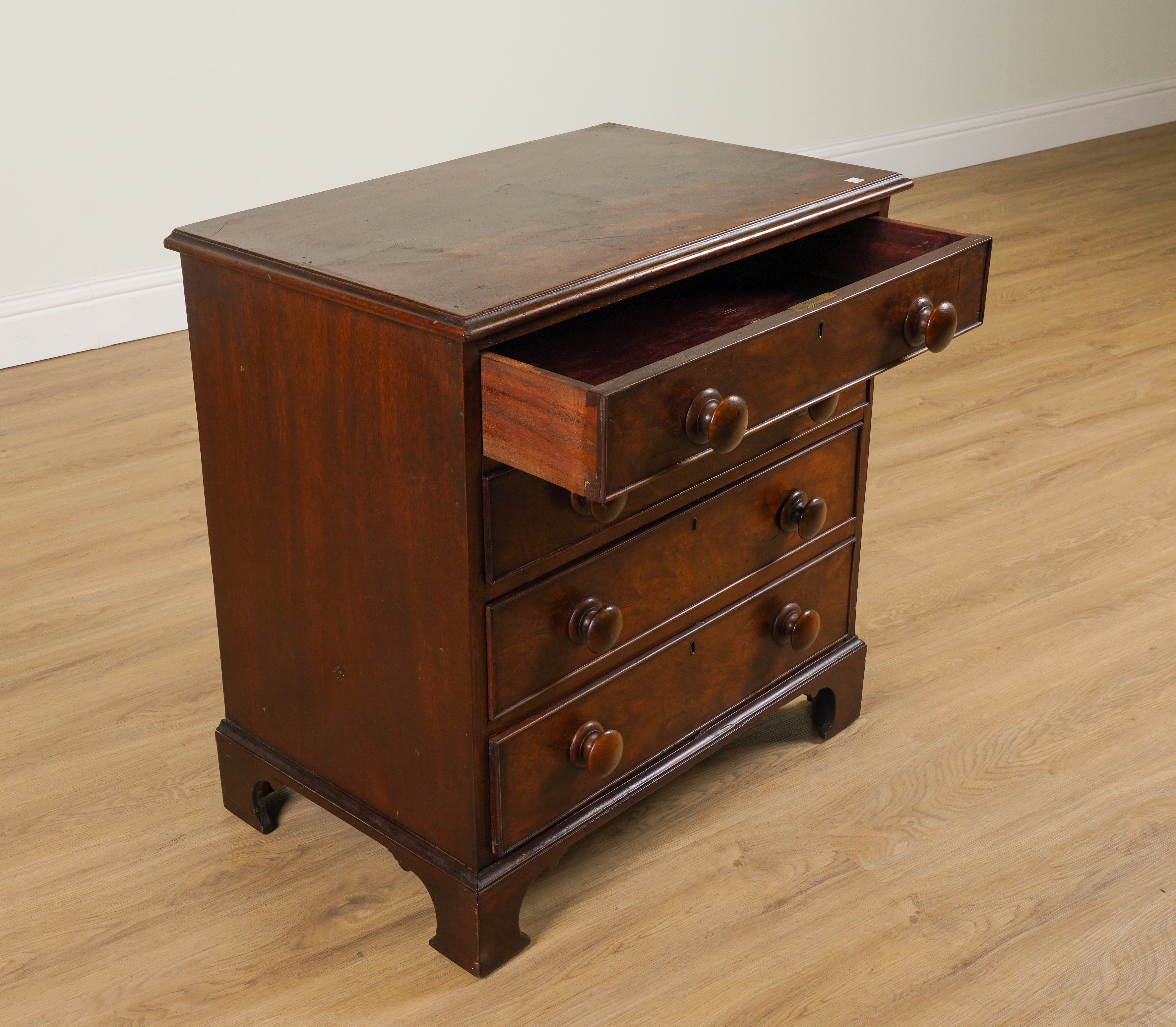AN EARLY 19TH CENTURY MAHOGANY SMALL FOUR DRAWER CHEST - Image 6 of 7