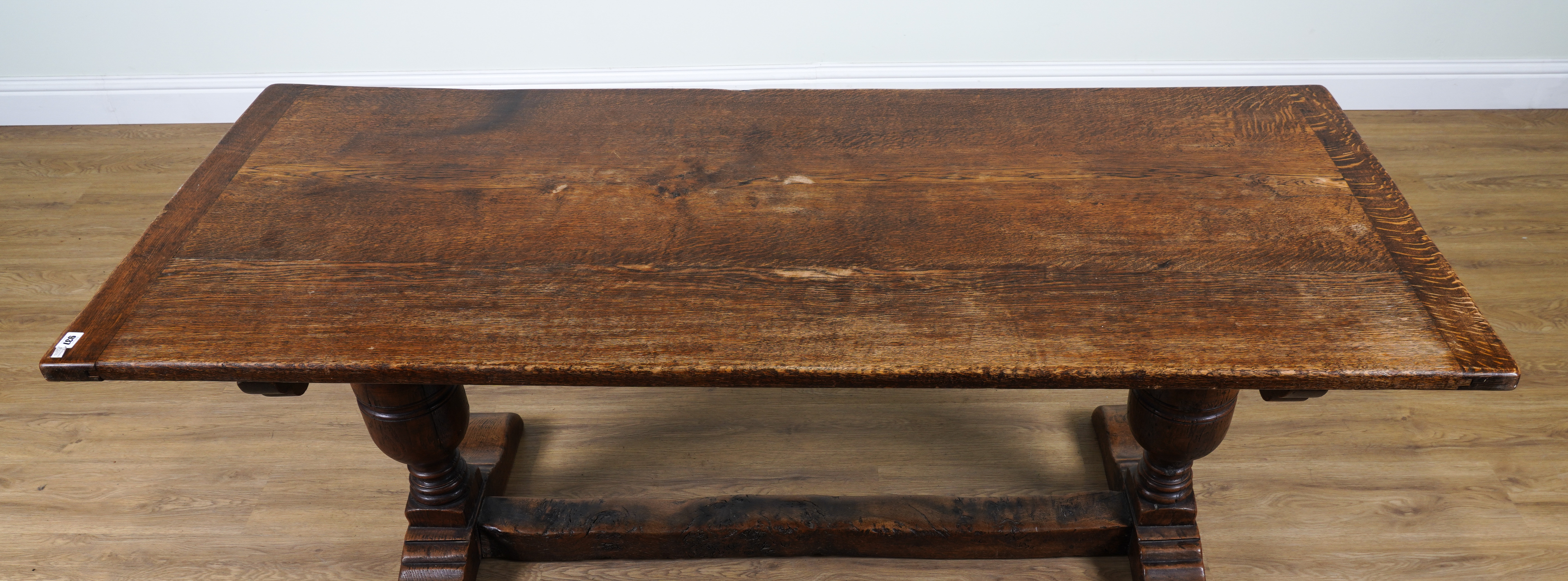 A 17TH CENTURY STYLE OAK CLEATED PLANK TOP REFECTORY TABLE - Bild 2 aus 4
