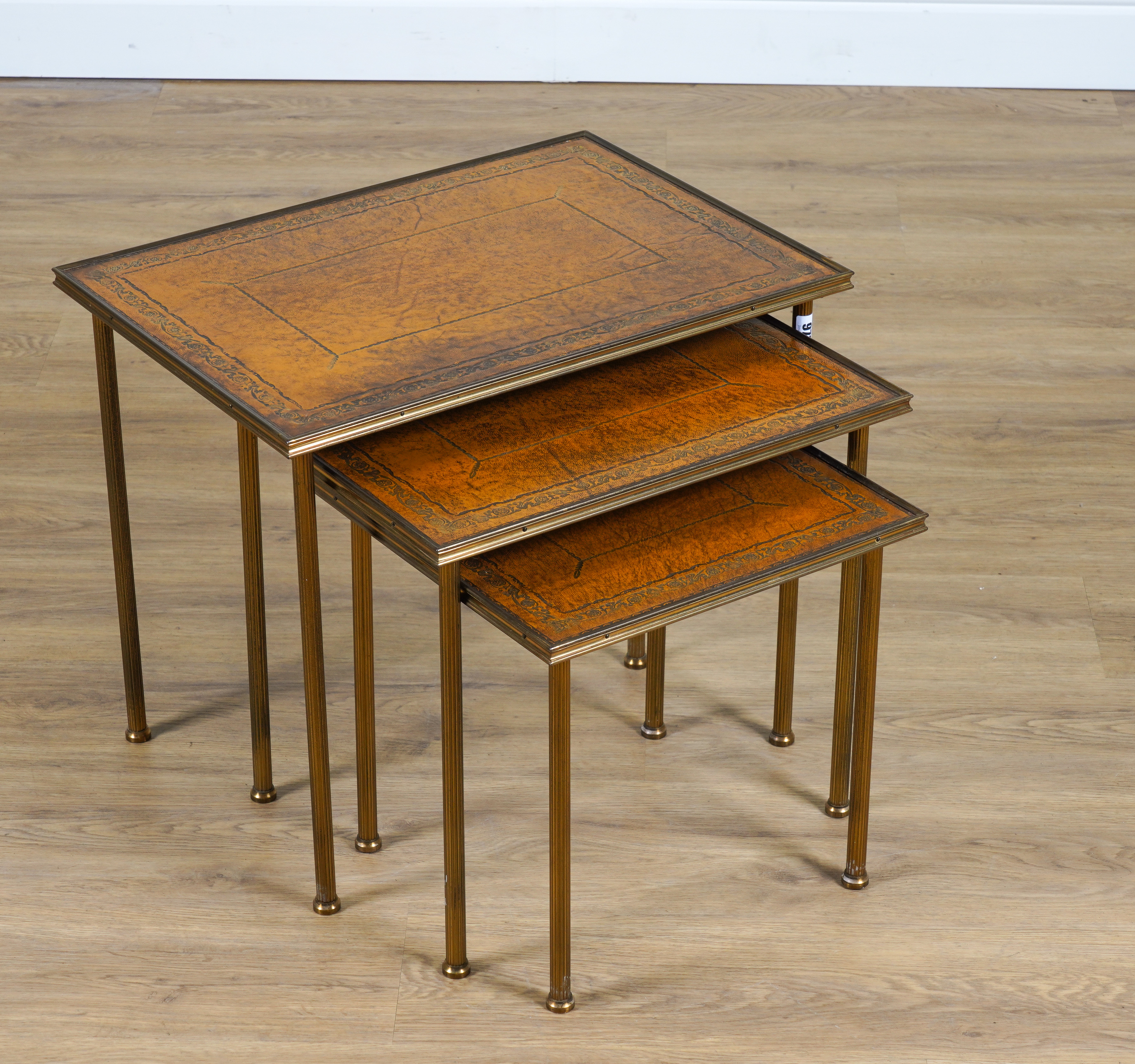 A NEST OF THREE MID-20TH CENTURY LEATHER INSET LACQUERED BRASS OCCASIONAL TABLES (3) - Bild 2 aus 3