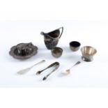 A SILVER MILK JUG AND EIGHT FURTHER ITEMS OF SILVER (9)
