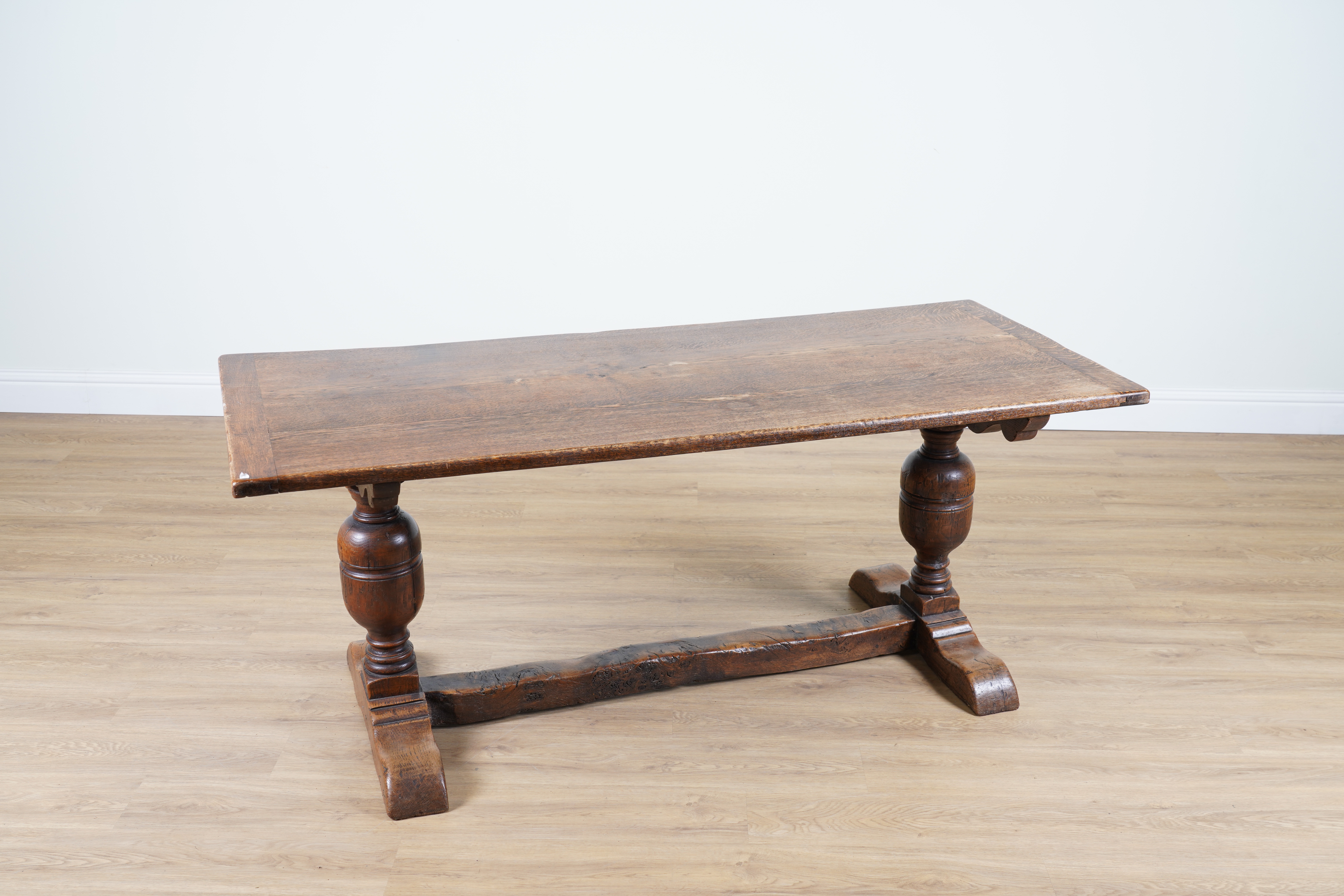 A 17TH CENTURY STYLE OAK CLEATED PLANK TOP REFECTORY TABLE - Bild 4 aus 4