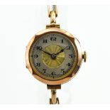 A 9CT GOLD CIRCULAR CASED LADY'S WRISTWATCH