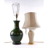 A DARK GREEN GLAZED CERAMIC BALUSTER VASE TABLE LAMP AND A CREAM CRACKLE GLAZED TABLE LAMP (2)