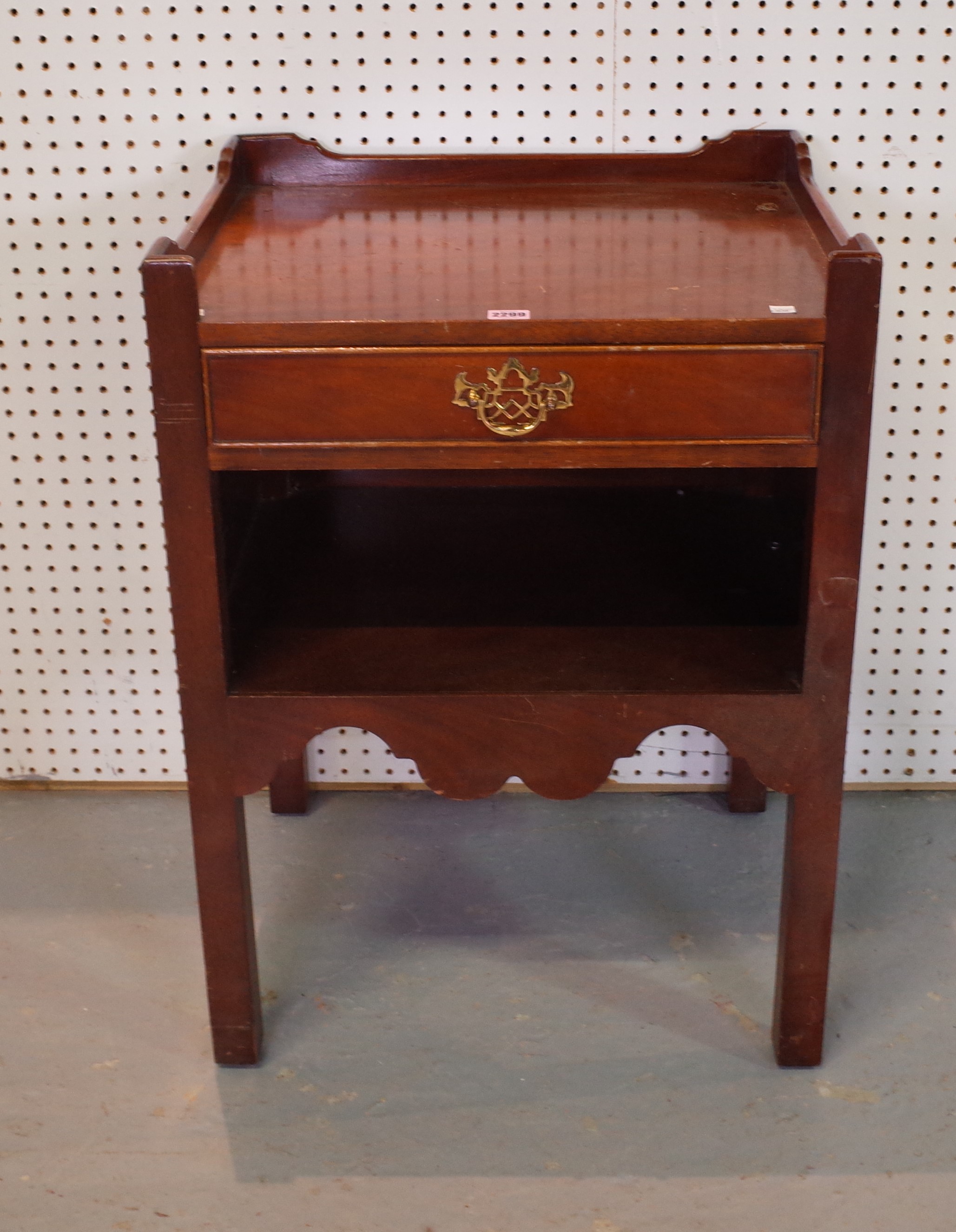 A GEORGE III STYLE MAHOGANY TRAY TOP COMMODE
