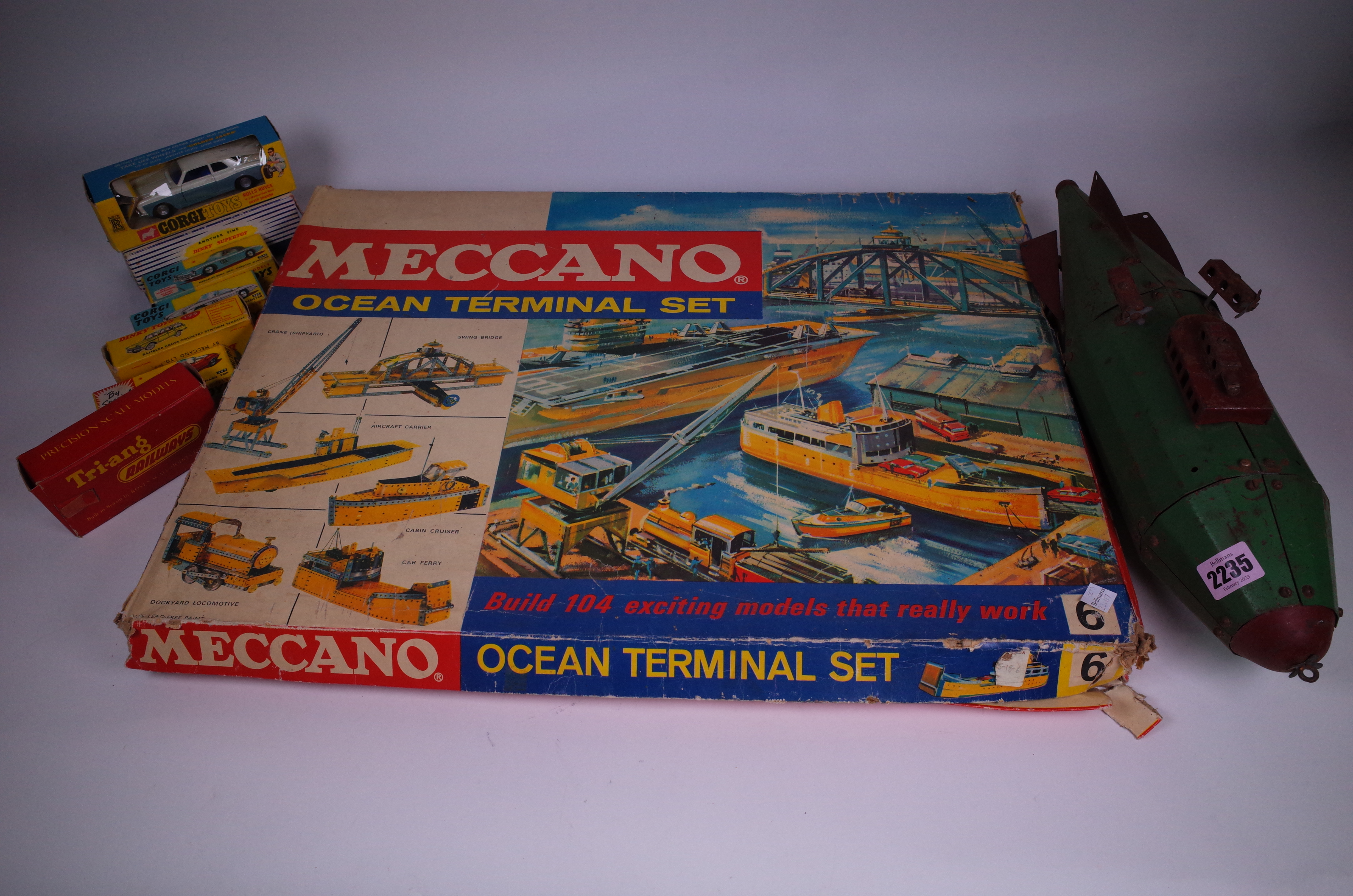 TOYS; A GROUP OF BOARD GAMES AND A SMALL QUANTITY MECCANO