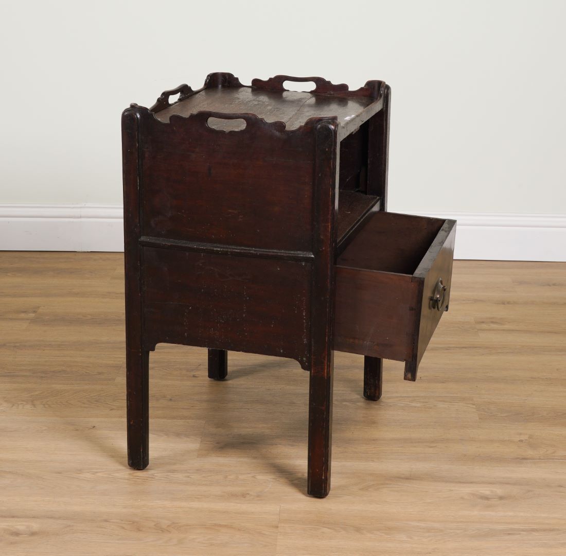 AN 18TH CENTRY MAHOGANY TRAY-TOP NIGHT COMMODE - Image 3 of 4