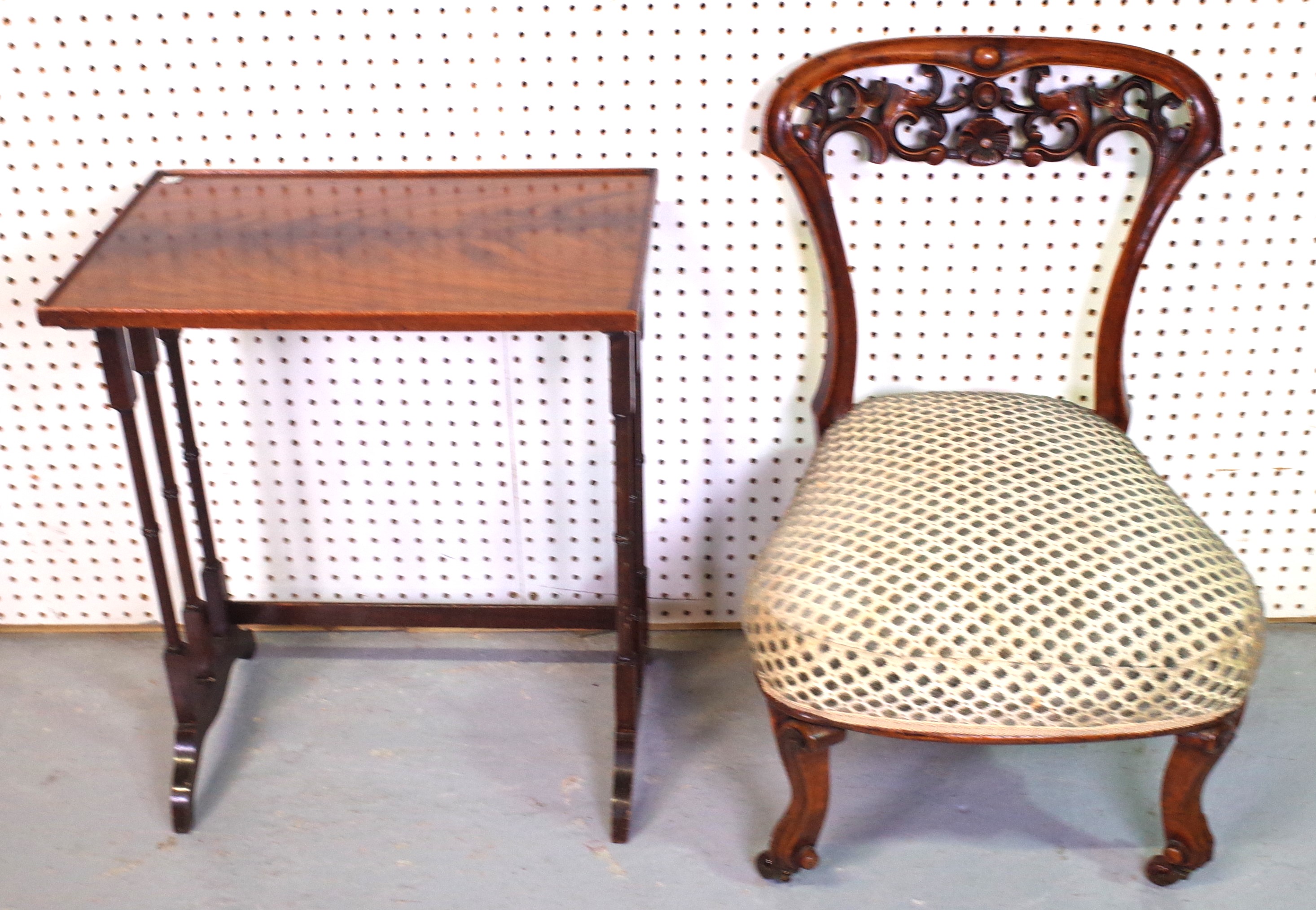A VICTORIAN WALNUT LOW SIDE CHAIR AND A MODERN MAHOGANY SIDE TABLE (2)