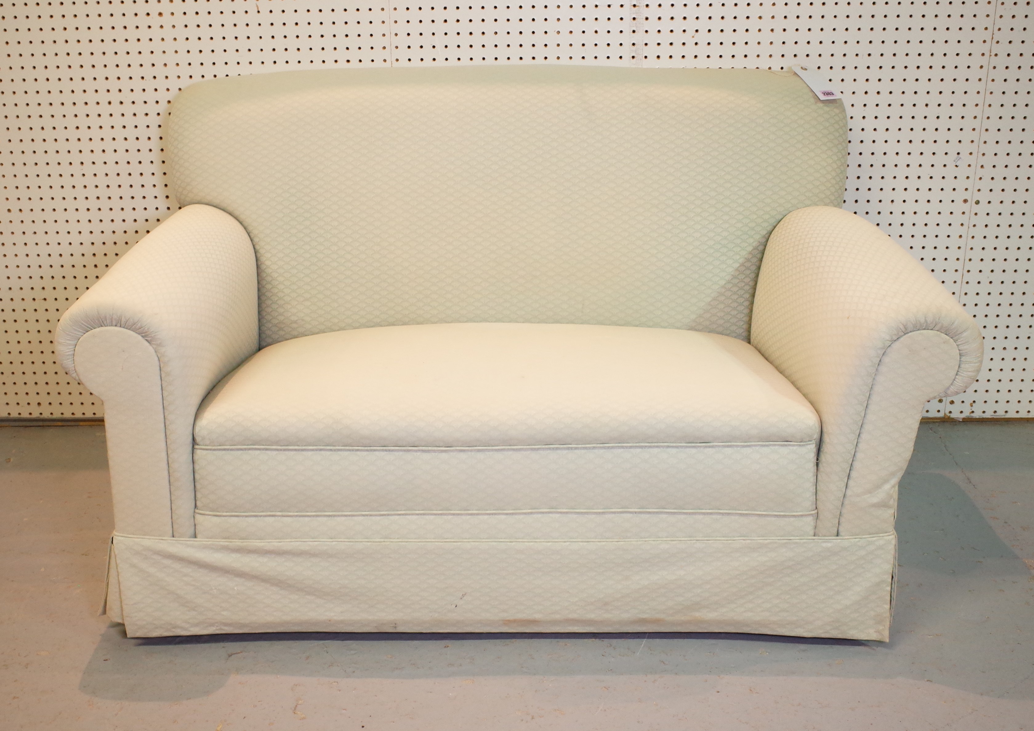 AN EARLY 20TH CENTURY DROP END SOFA - Image 2 of 2