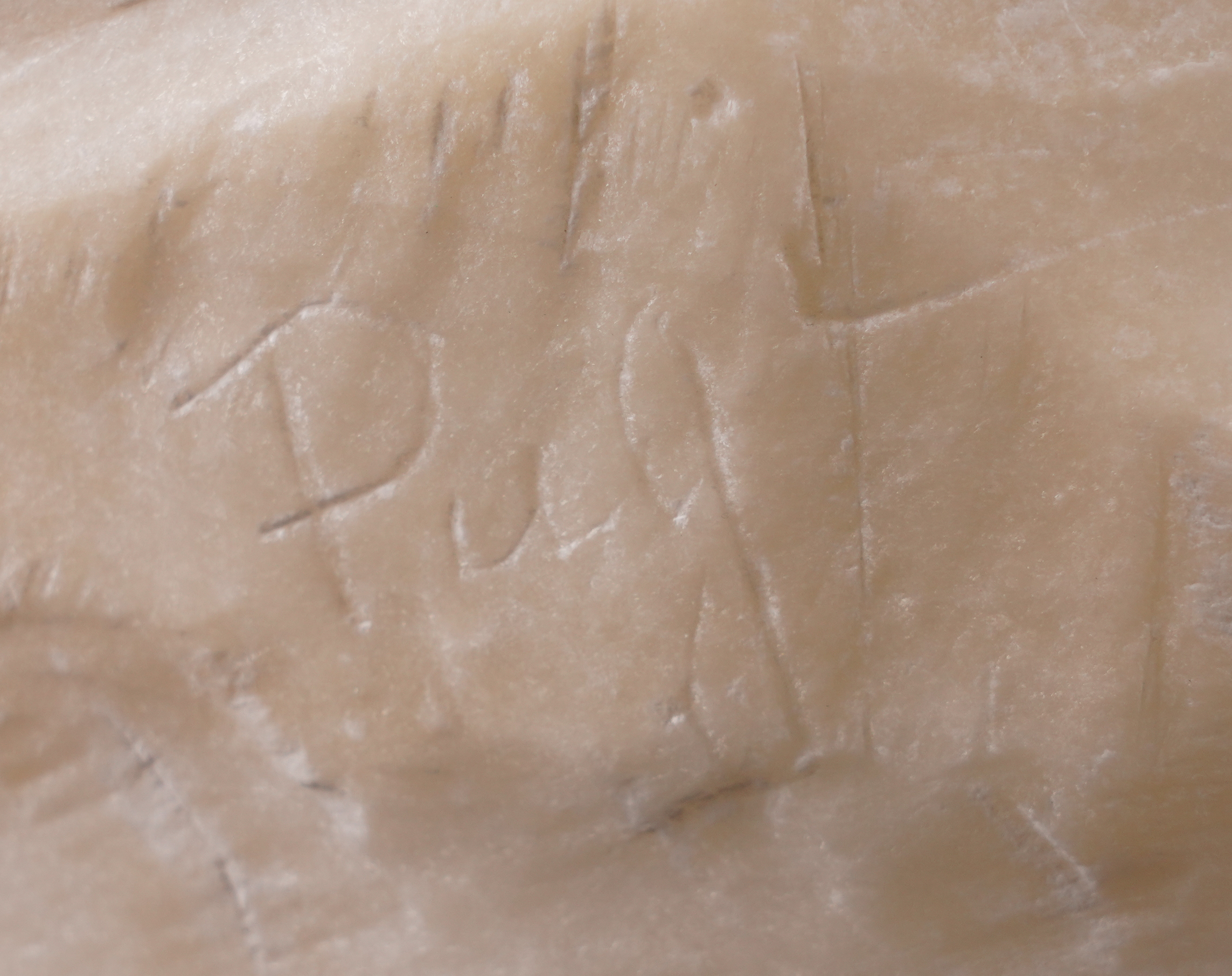 AN ITALIAN CARVED ALABASTER FIGURE OF A SEATED GIRL ON BASE - Image 5 of 5