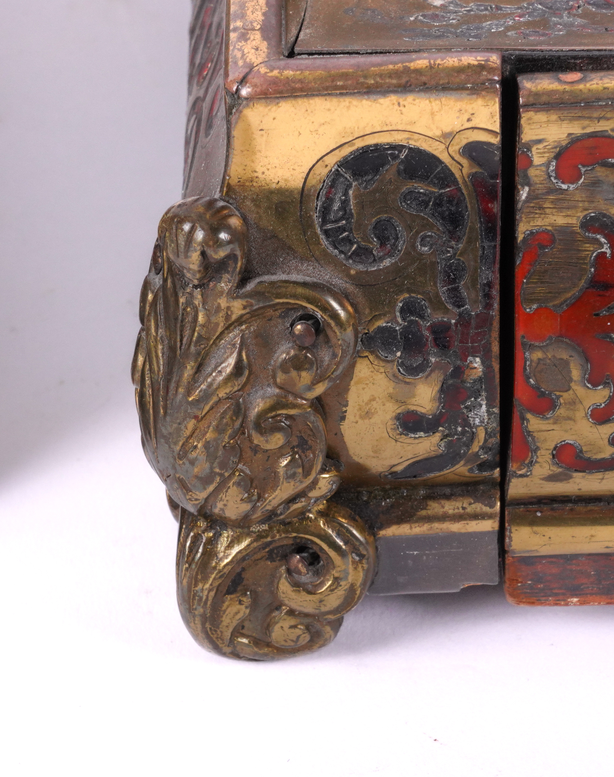 A FRENCH BOULLE BRASS AND TORTOISESHELL MARQUETRY WRITING SLOPE AND INKSTAND (3) - Image 8 of 8