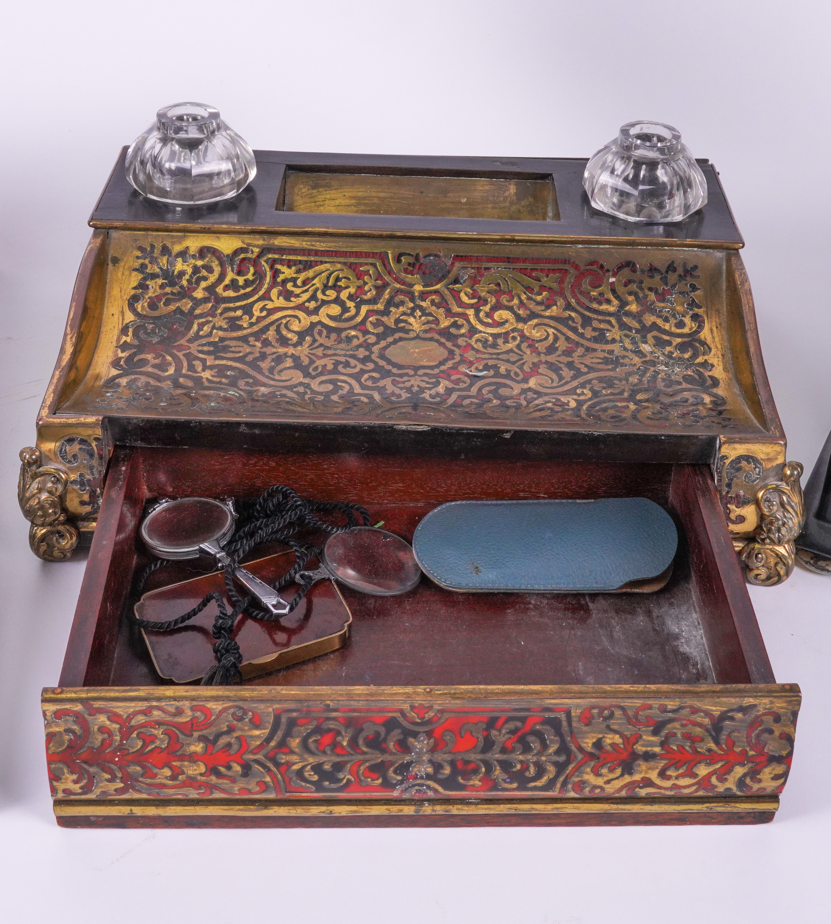 A FRENCH BOULLE BRASS AND TORTOISESHELL MARQUETRY WRITING SLOPE AND INKSTAND (3) - Image 4 of 8
