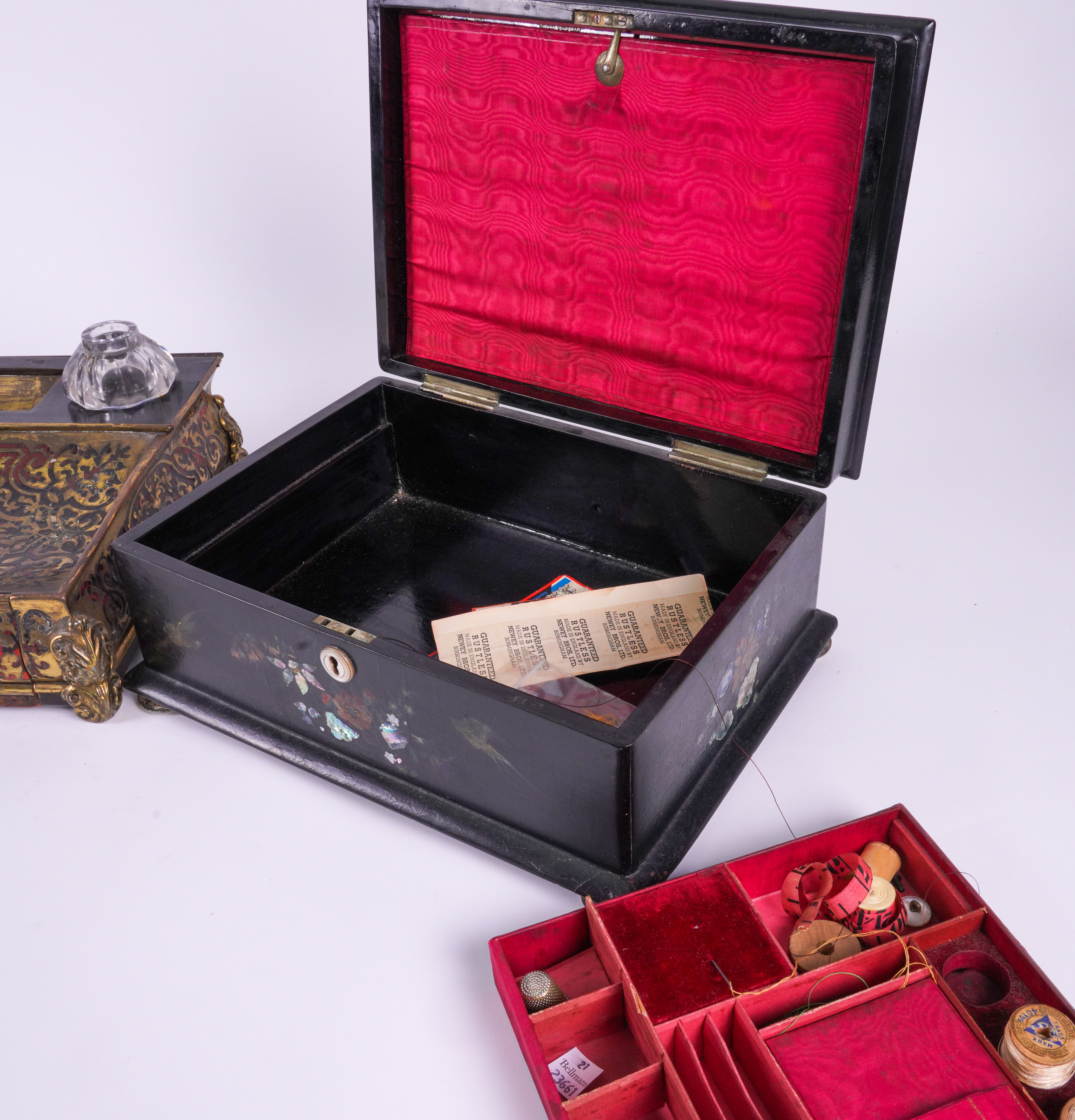 A FRENCH BOULLE BRASS AND TORTOISESHELL MARQUETRY WRITING SLOPE AND INKSTAND (3) - Image 6 of 8