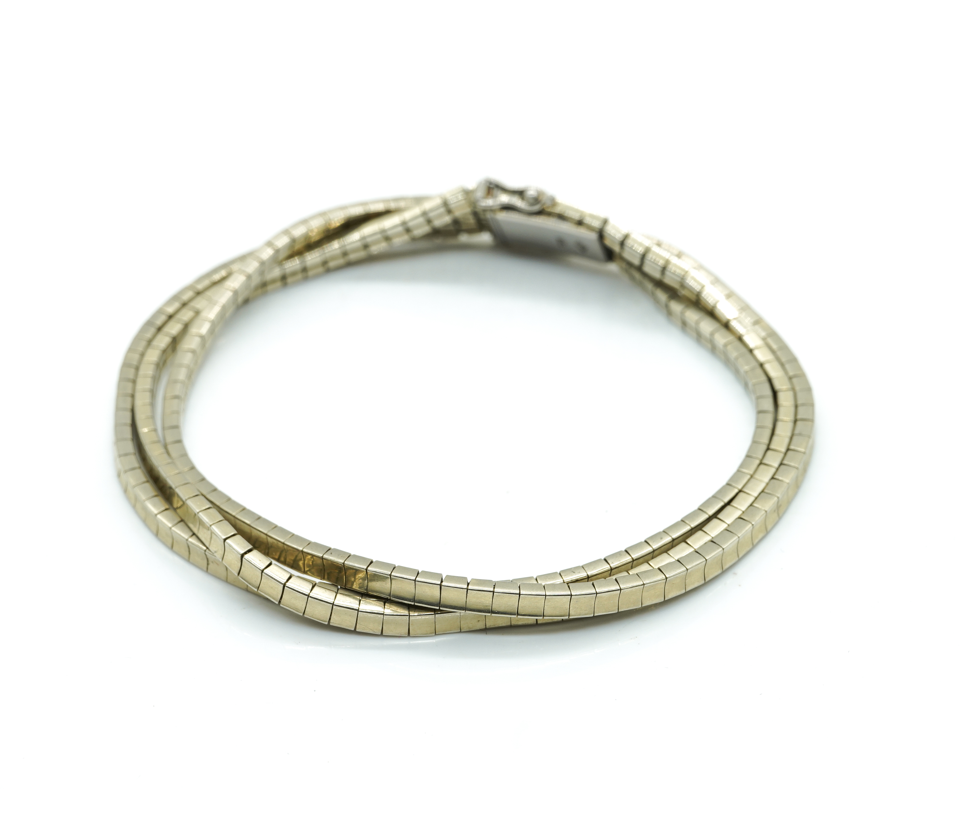 A WHITE GOLD BRACELET