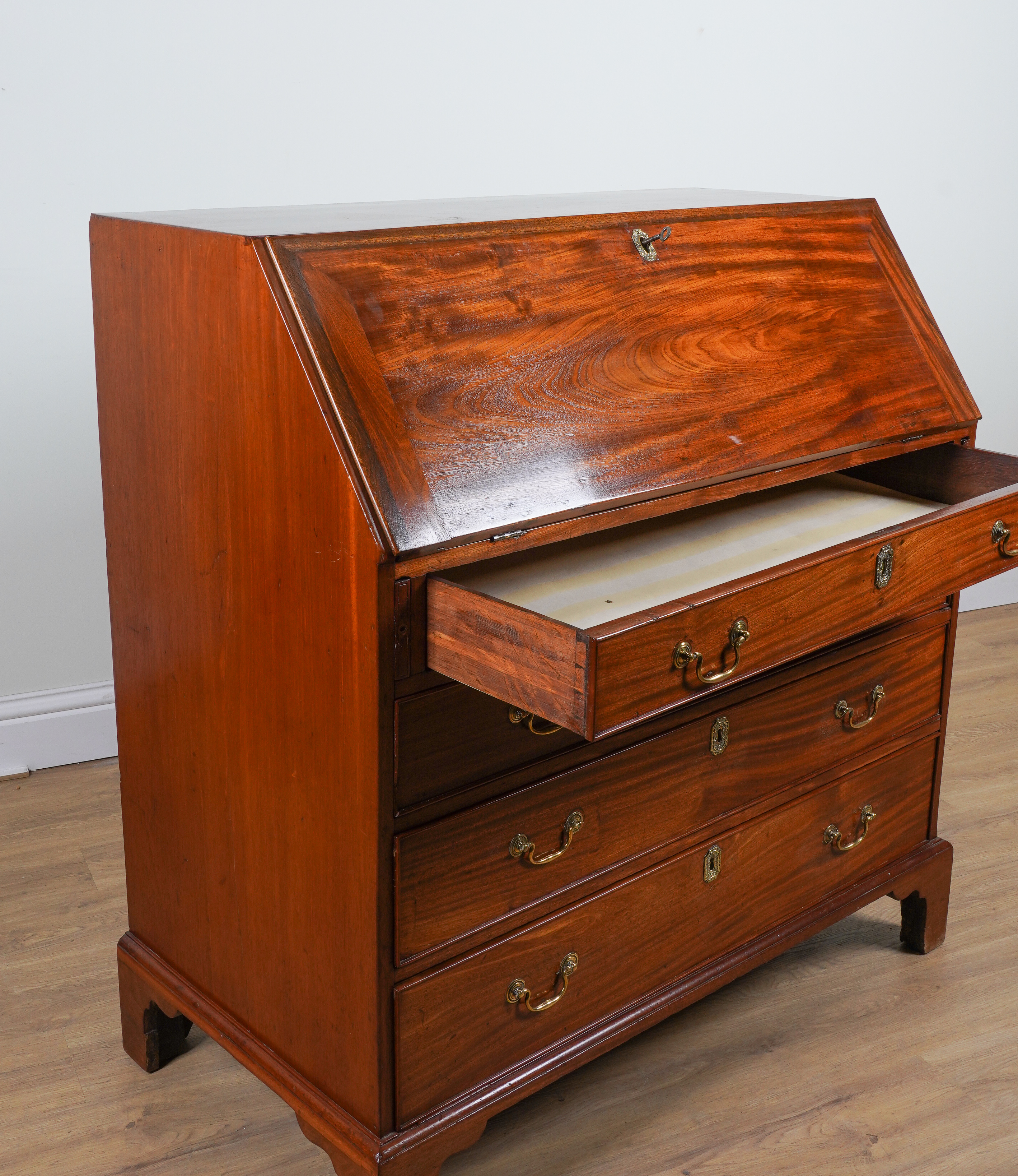 A GEORGE III MAHOGANY FOUR DRAWER BUREAU - Image 4 of 4