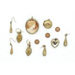 A GOLD MOUNTED OVAL SHELL CAMEO PENDANT BROOCH AND EIGHT FURTHER ITEMS (9)