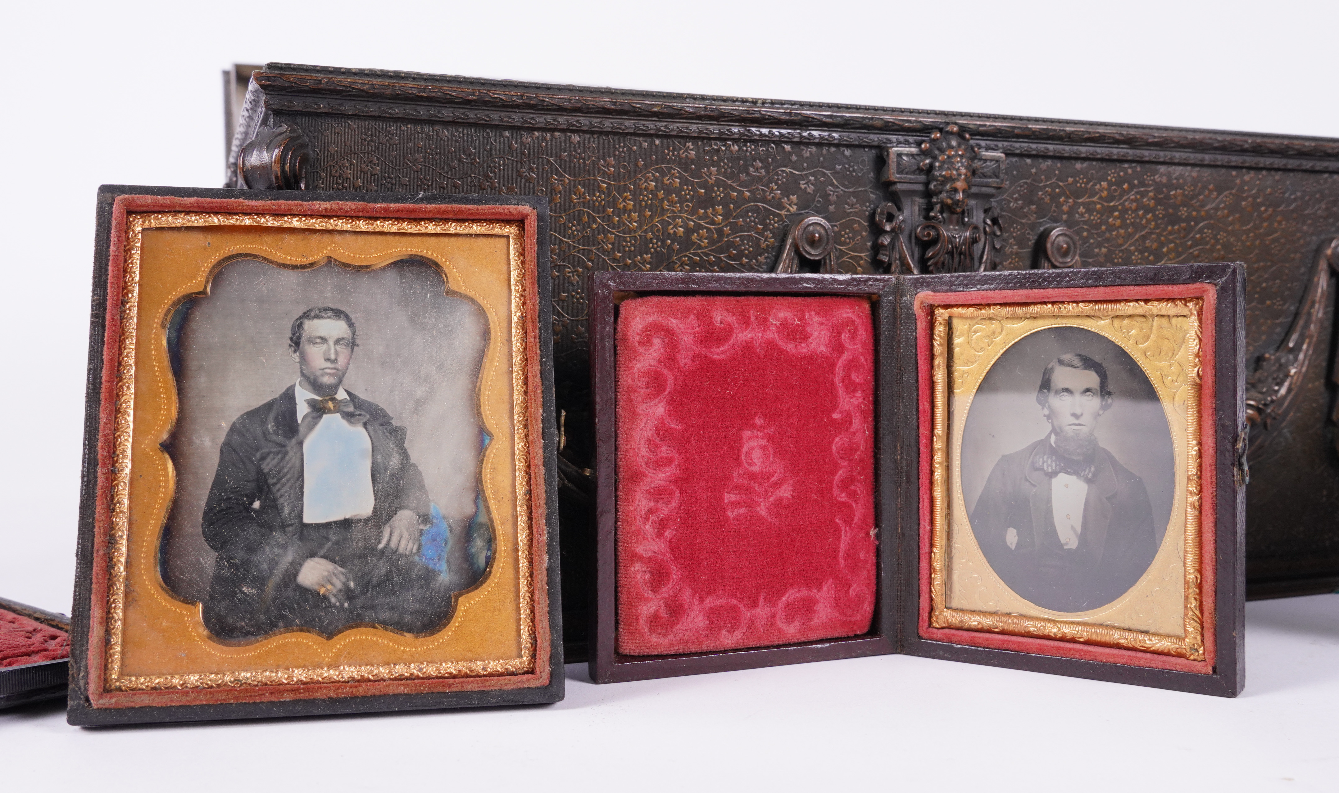 A FRENCH BRASS TABLE CASKET AND A SMALL BRONZE PATINATED BOX (6) - Image 4 of 9