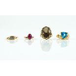 A GOLD AND CARBUNCLE GARNET RING AND THREE FURTHER GOLD AND GEM SET RINGS (4)
