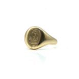 A GOLD SIGNET RING