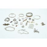 A GROUP OF SILVER JEWELLERY (29)