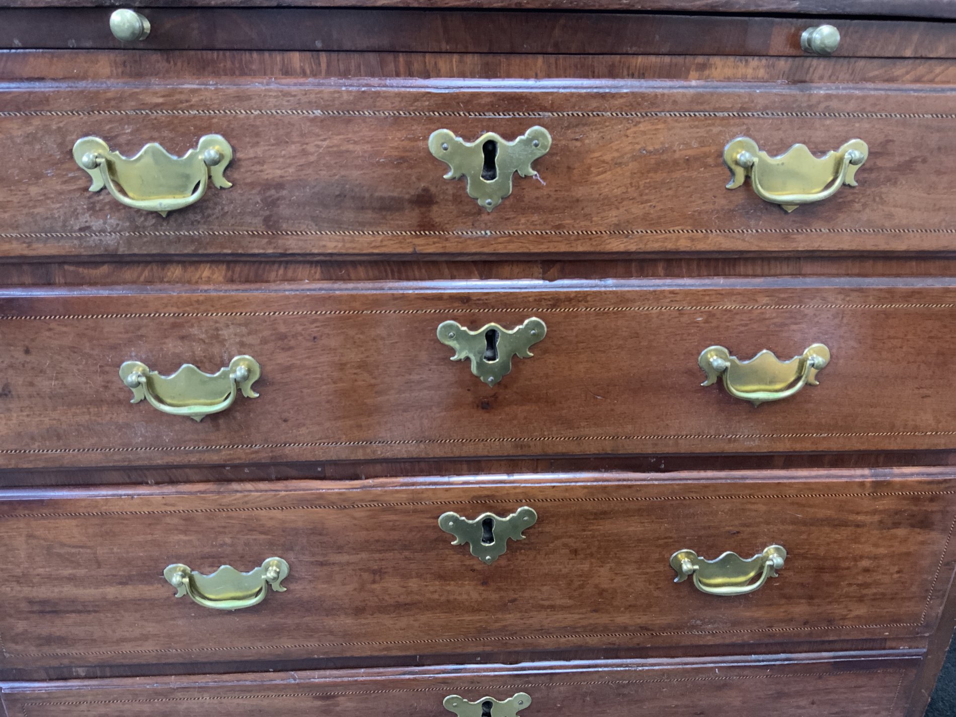 A SMALL MID-18TH CENTURY INLAID MAHOGANY FOUR DRAWER CHEST OF DRAWERS WITH BRUSHING SLIDE - Image 2 of 6