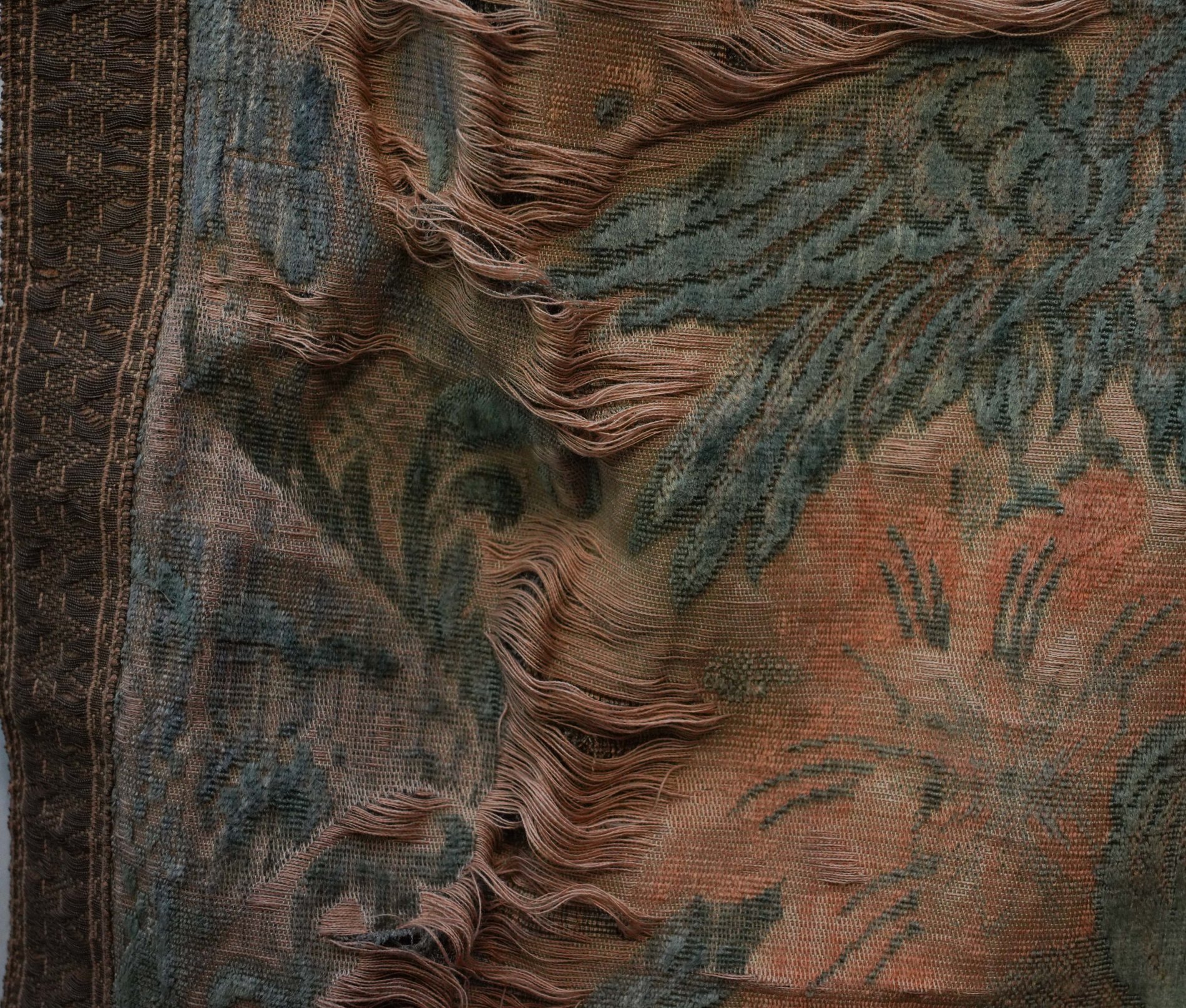 A GREEN AND PINK CISELE VELVET WALL HANGING - Image 3 of 7