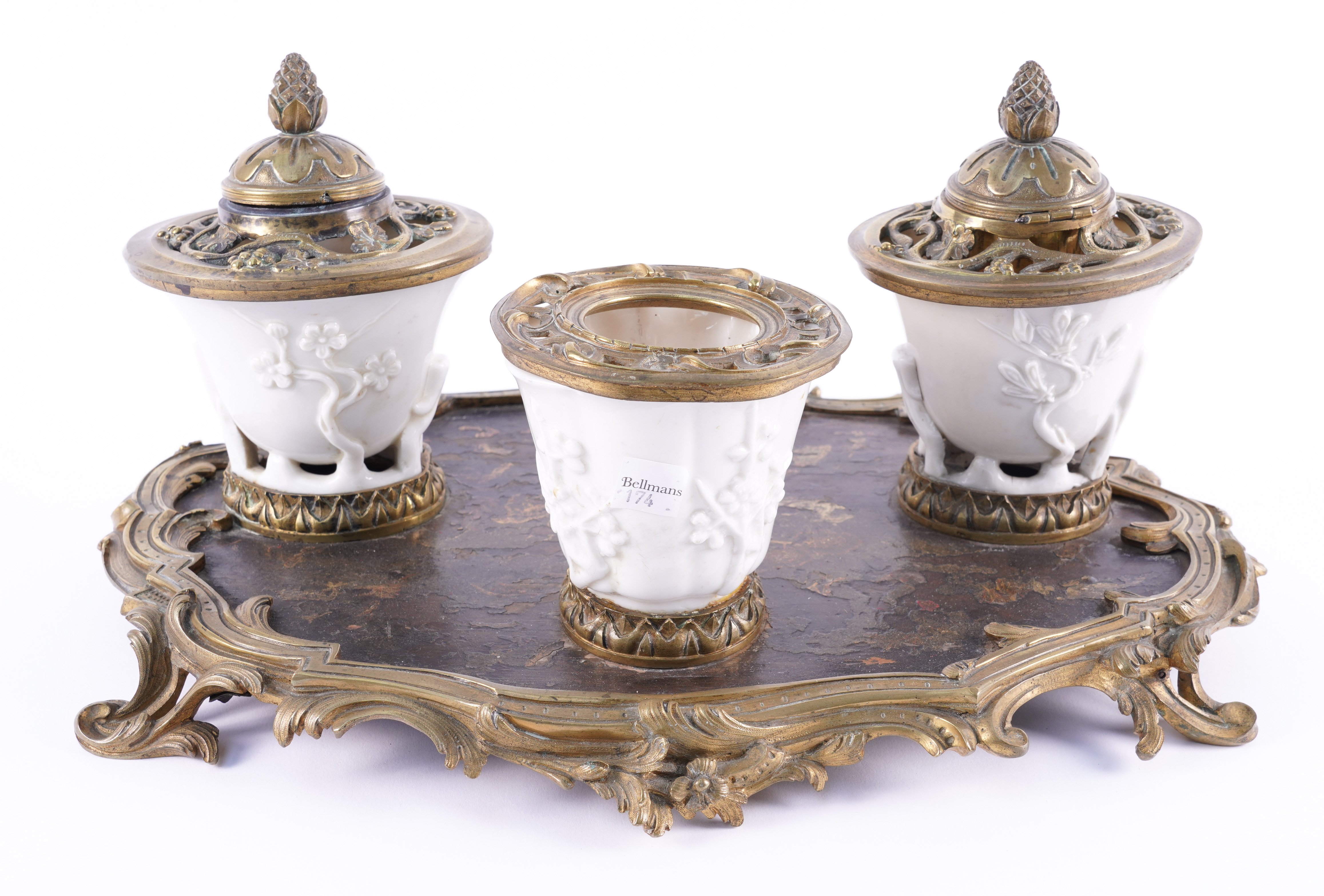 A LOUIS XV STYLE GILT-METAL MOUNTED CHINESE BLANC DE CHINE AND JAPANESE LACQUER INKSTAND/ENCRIER - Image 4 of 6