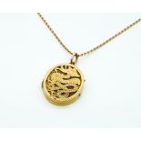 A GOLD MOUNTED OVAL PENDANT LOCKET WITH A GOLD NECKCHAIN (2)