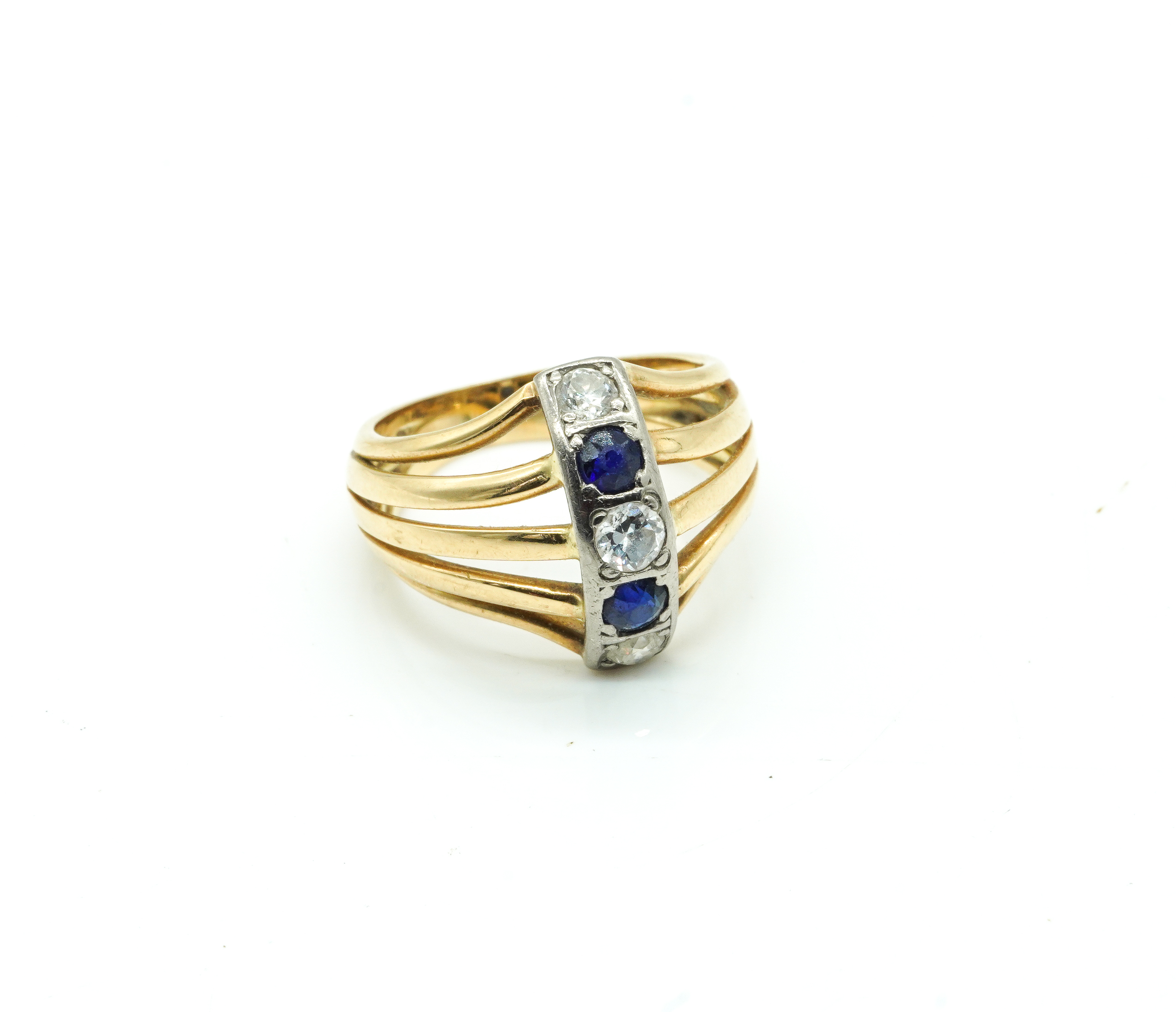 A GOLD, SAPPHIRE AND DIAMOND FIVE STONE RING
