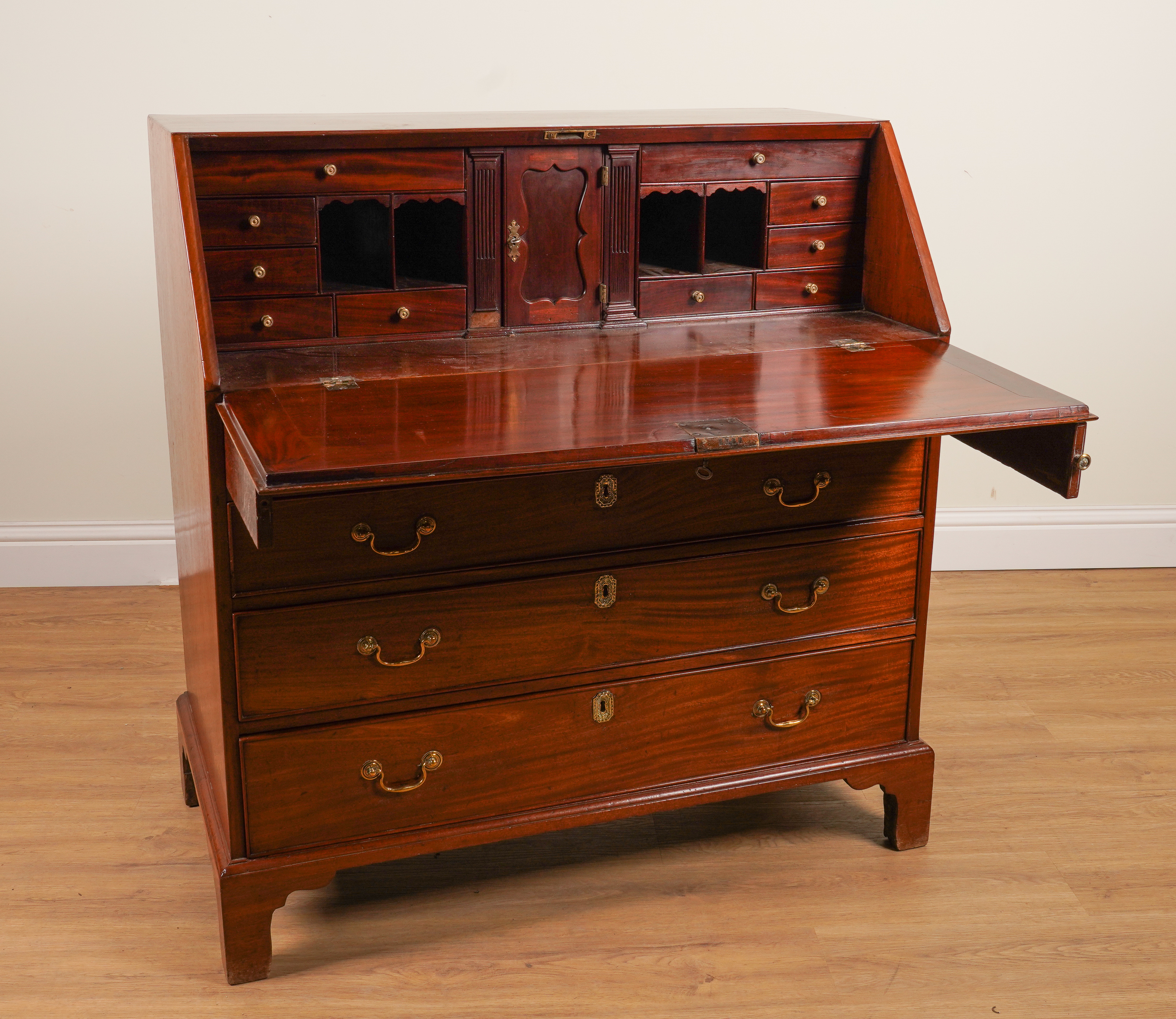 A GEORGE III MAHOGANY FOUR DRAWER BUREAU - Image 3 of 4