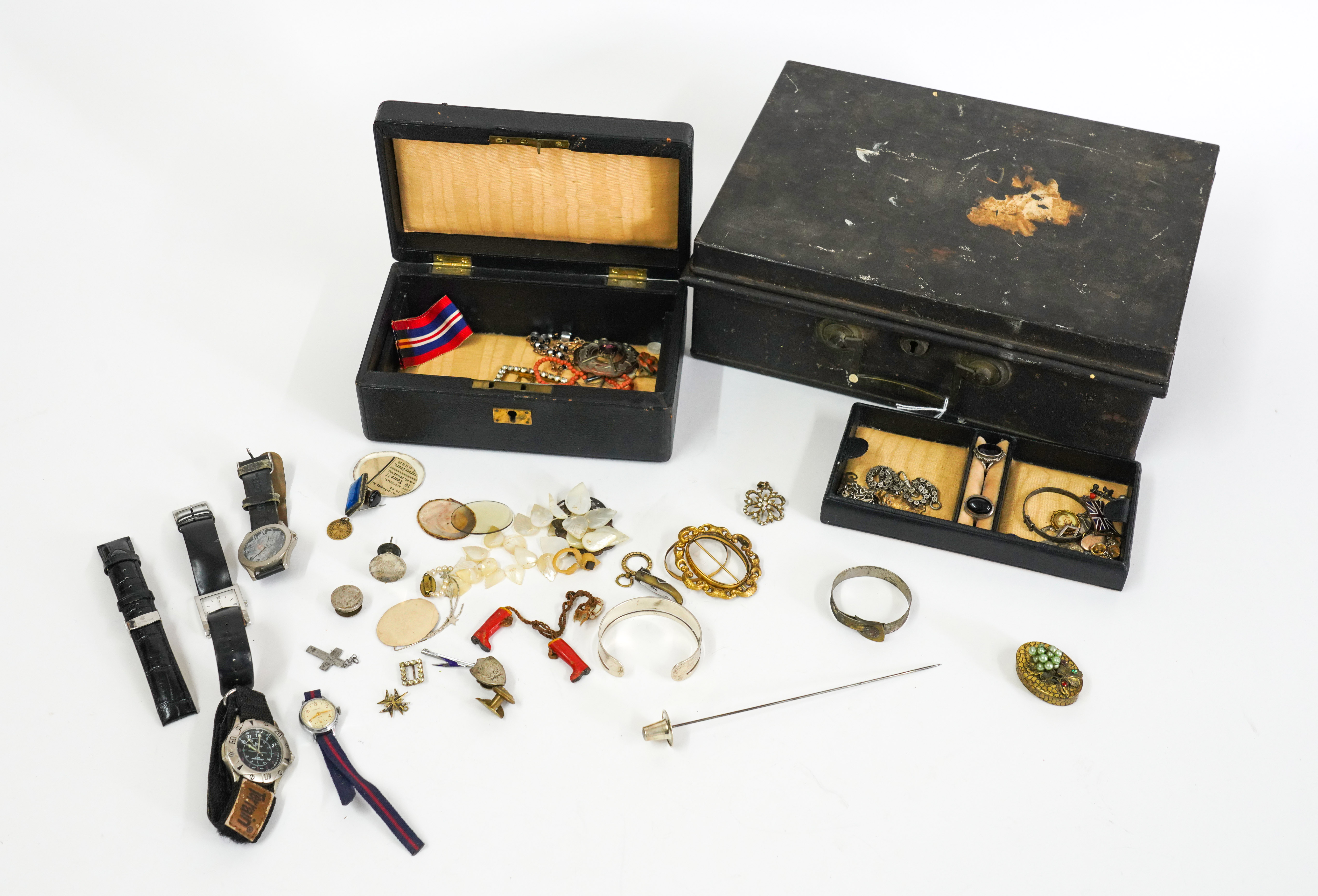 A COLLECTION OF COSTUME JEWELLERY AND FURTHER ITEMS (QTY)