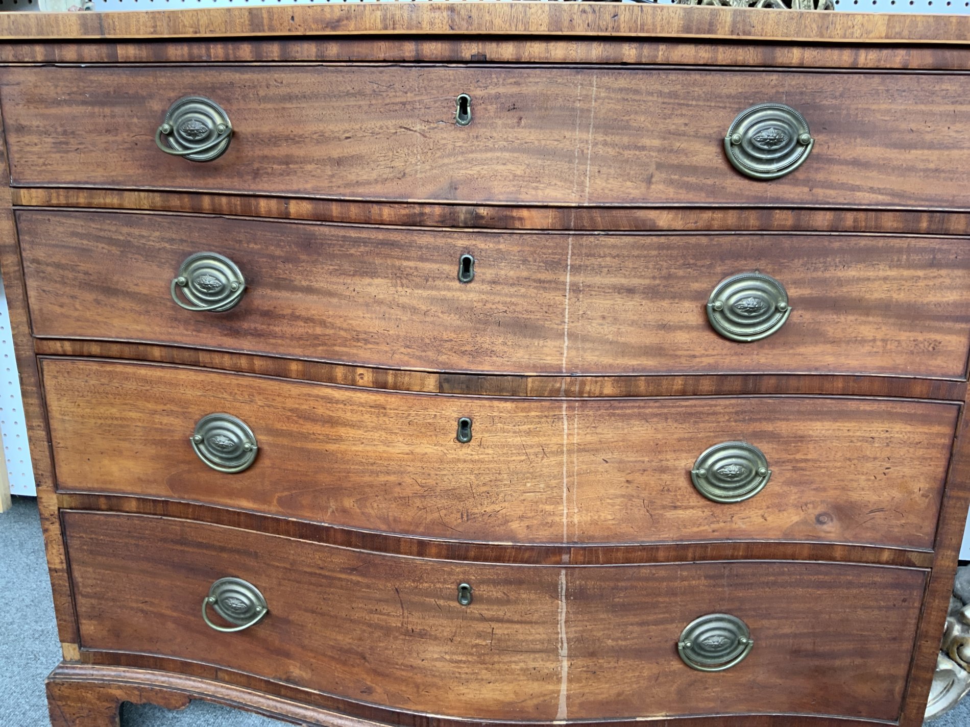 A GEORGE III INLAID MAHOGANY SERPENTINE CHEST OF FOUR LONG GRADUATED DRAWERS - Image 2 of 6