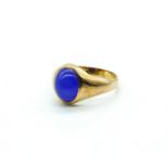A 9CT GOLD AND BLUE STAINED CABOCHON AGATE SINGLE STONE RING