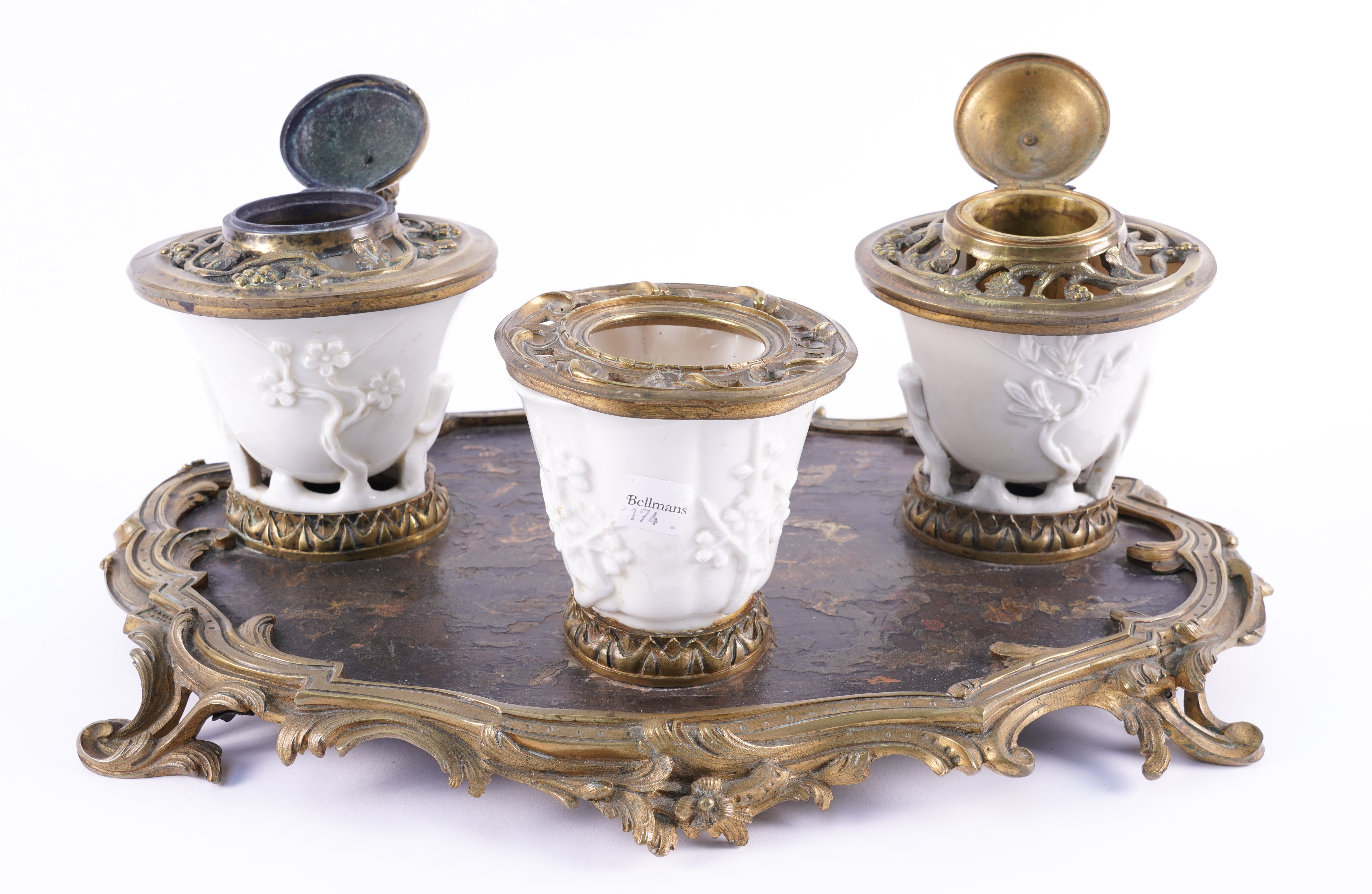 A LOUIS XV STYLE GILT-METAL MOUNTED CHINESE BLANC DE CHINE AND JAPANESE LACQUER INKSTAND/ENCRIER - Image 5 of 6