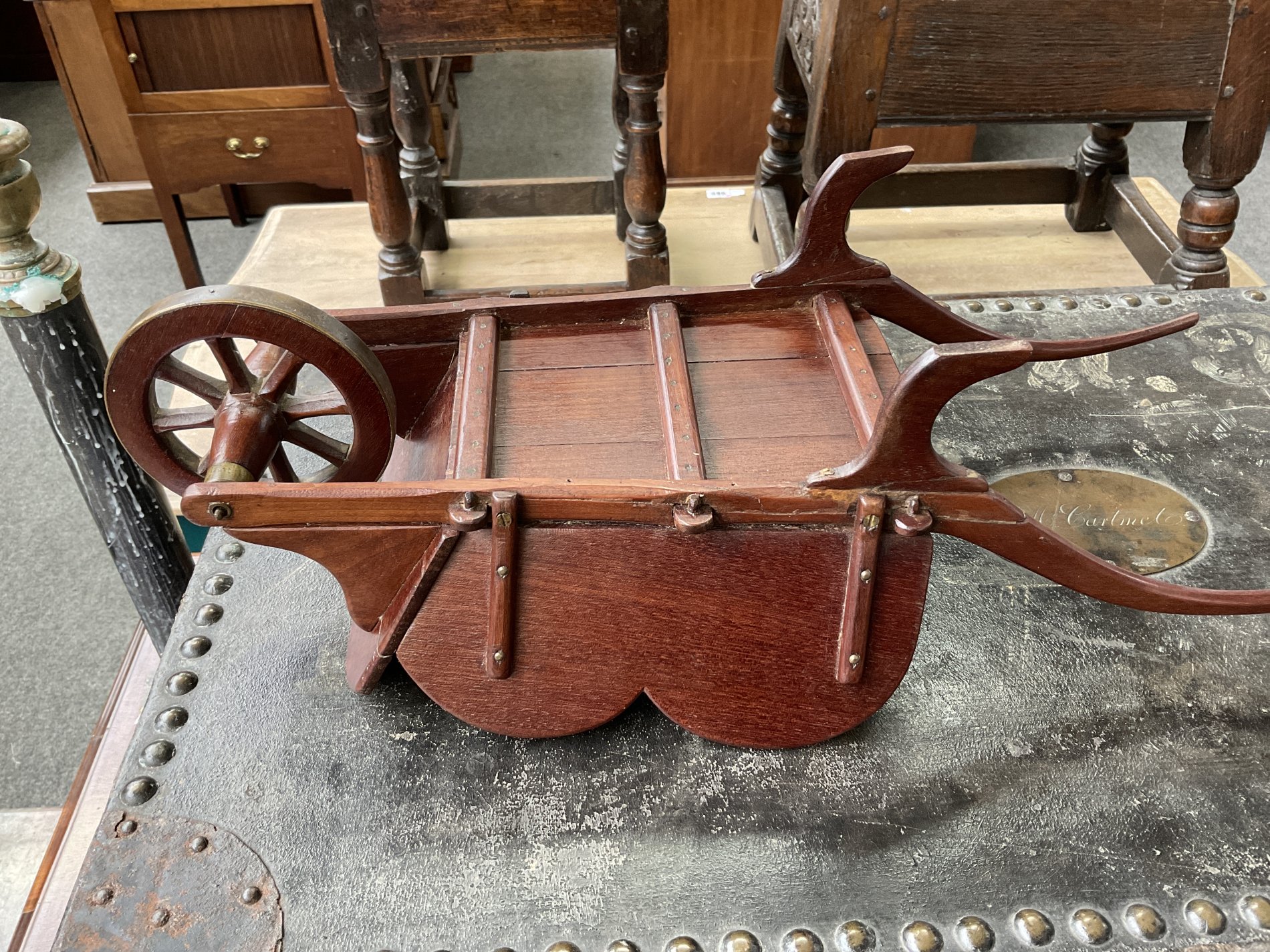 A LATE VICTORIAN MAHOGANY AND BRASS MOUNTED TABLE WHEEL BARROW AND AN ELM CHILD’S WHEEL BARROW... - Image 4 of 5