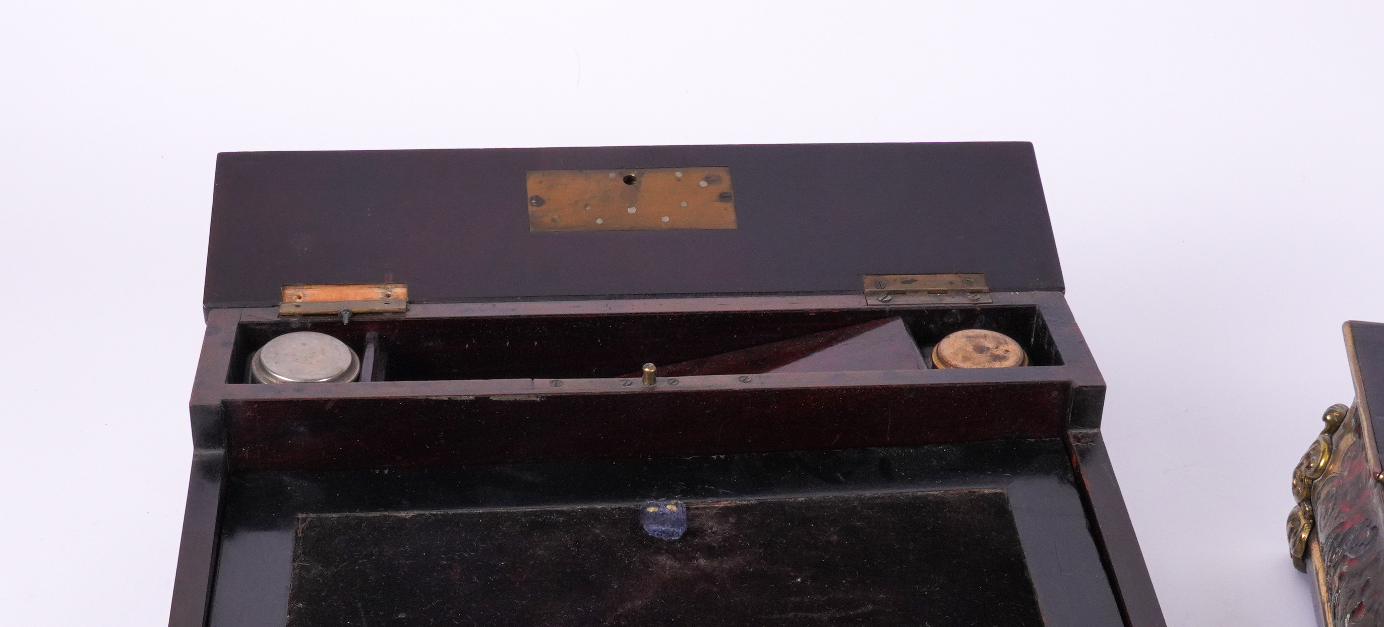 A FRENCH BOULLE BRASS AND TORTOISESHELL MARQUETRY WRITING SLOPE AND INKSTAND (3) - Image 5 of 8