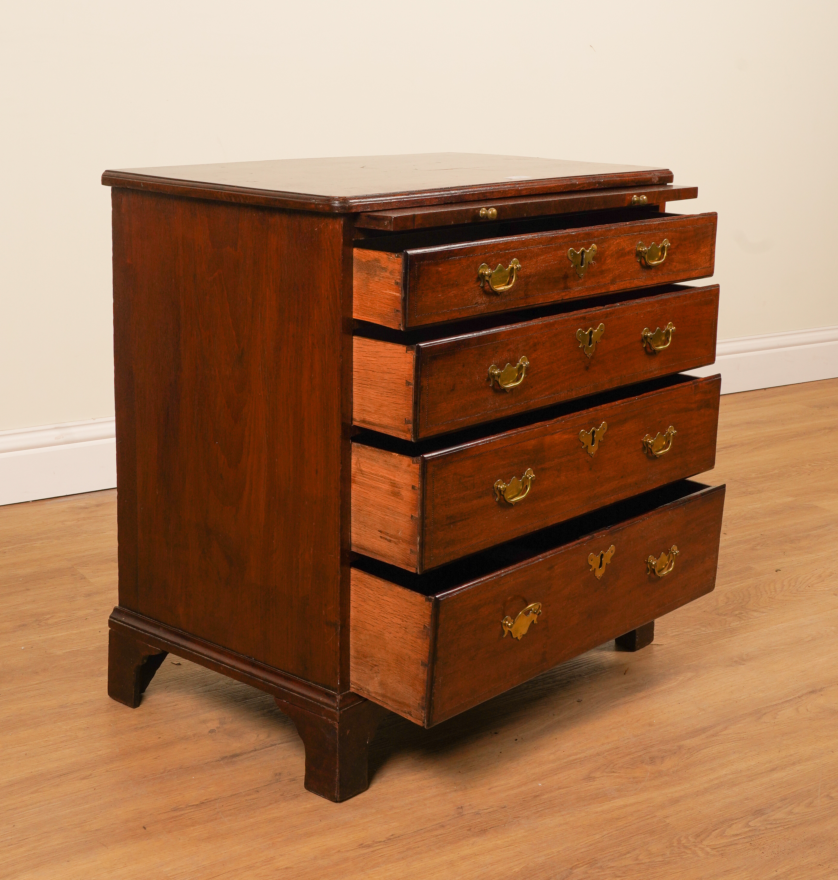 A SMALL MID-18TH CENTURY INLAID MAHOGANY FOUR DRAWER CHEST OF DRAWERS WITH BRUSHING SLIDE - Image 3 of 6