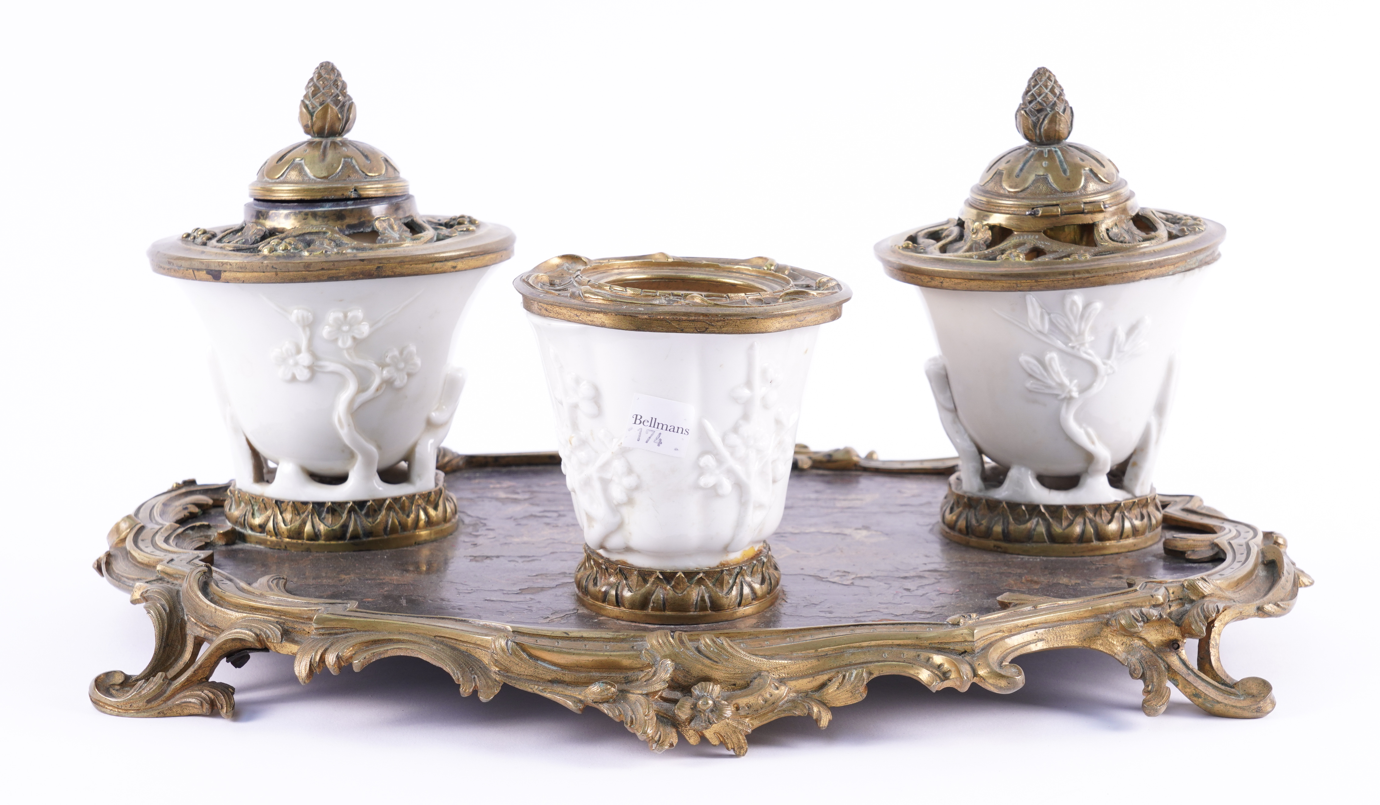 A LOUIS XV STYLE GILT-METAL MOUNTED CHINESE BLANC DE CHINE AND JAPANESE LACQUER INKSTAND/ENCRIER - Image 3 of 6