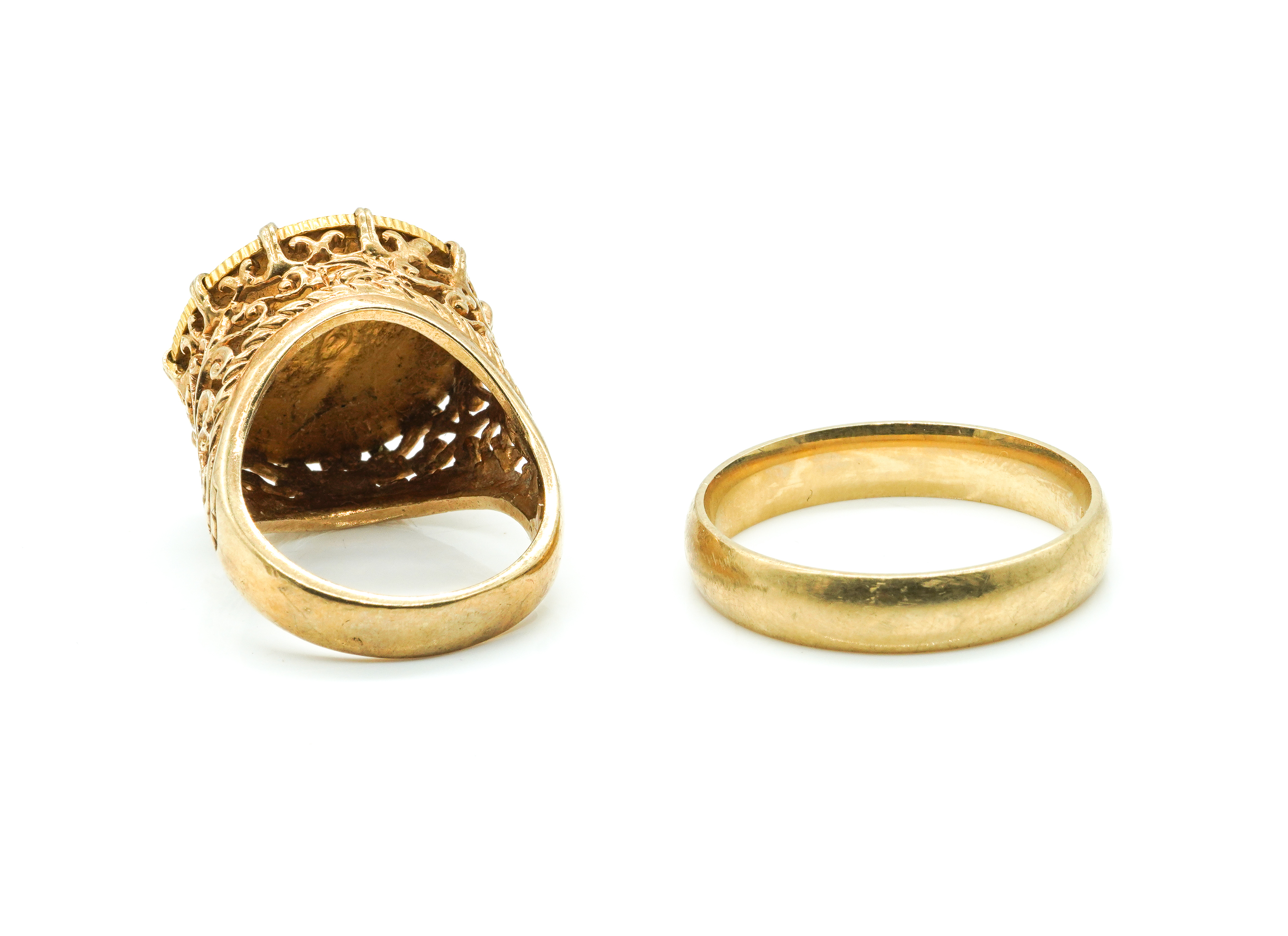 A HALF SOVEREIGN RING AND A 9CT GOLD PLAIN BAND RING (2) - Image 2 of 2