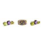 A PERIDOT AND AMETHYST RING AND A PAIR OF PERIDOT AND AMETHYST EARRINGS (2)