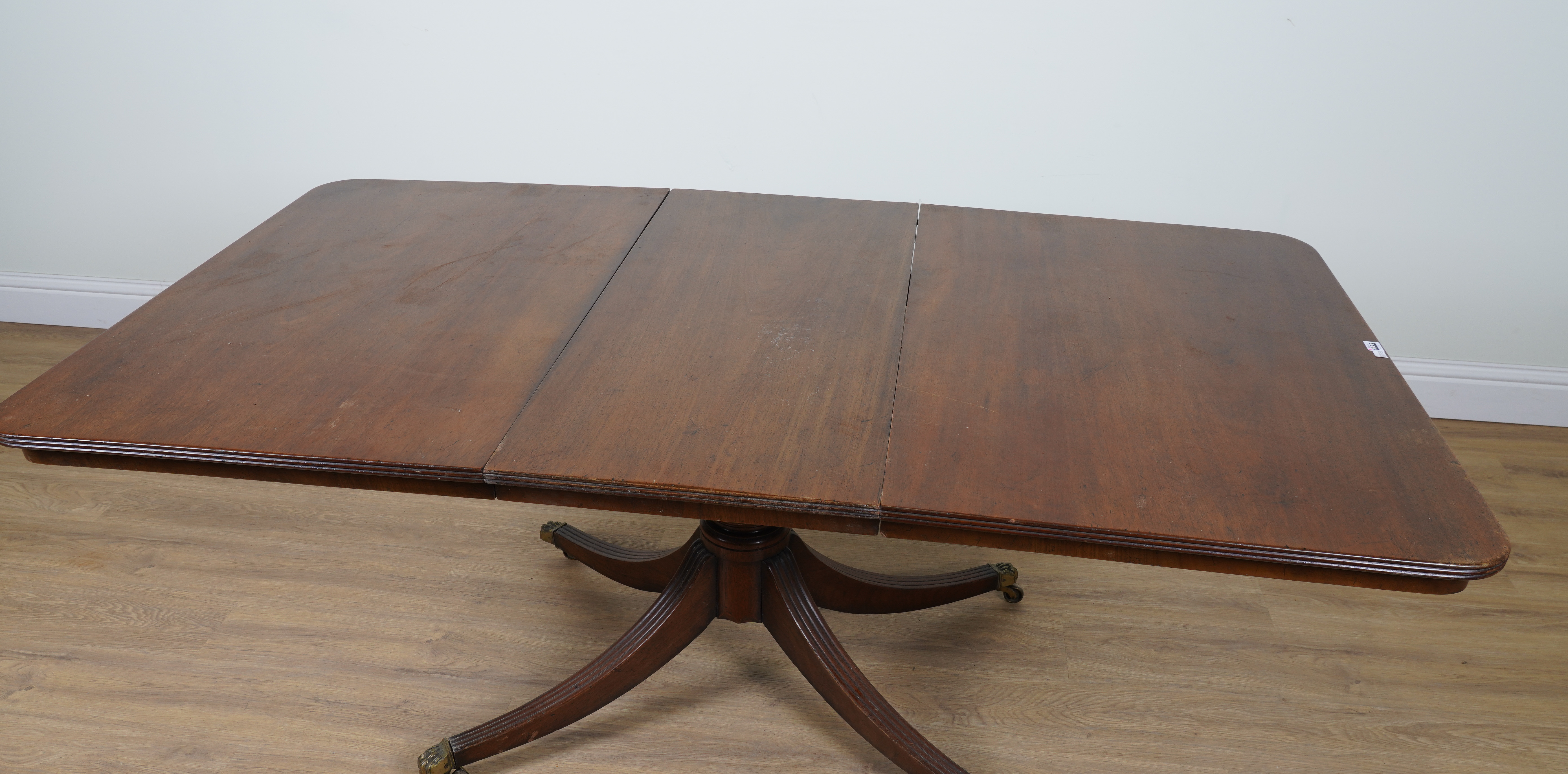 A GEORGE III MAHOGANY SINGLE PEDESTAL EXTENDING DINING TABLE - Image 2 of 2